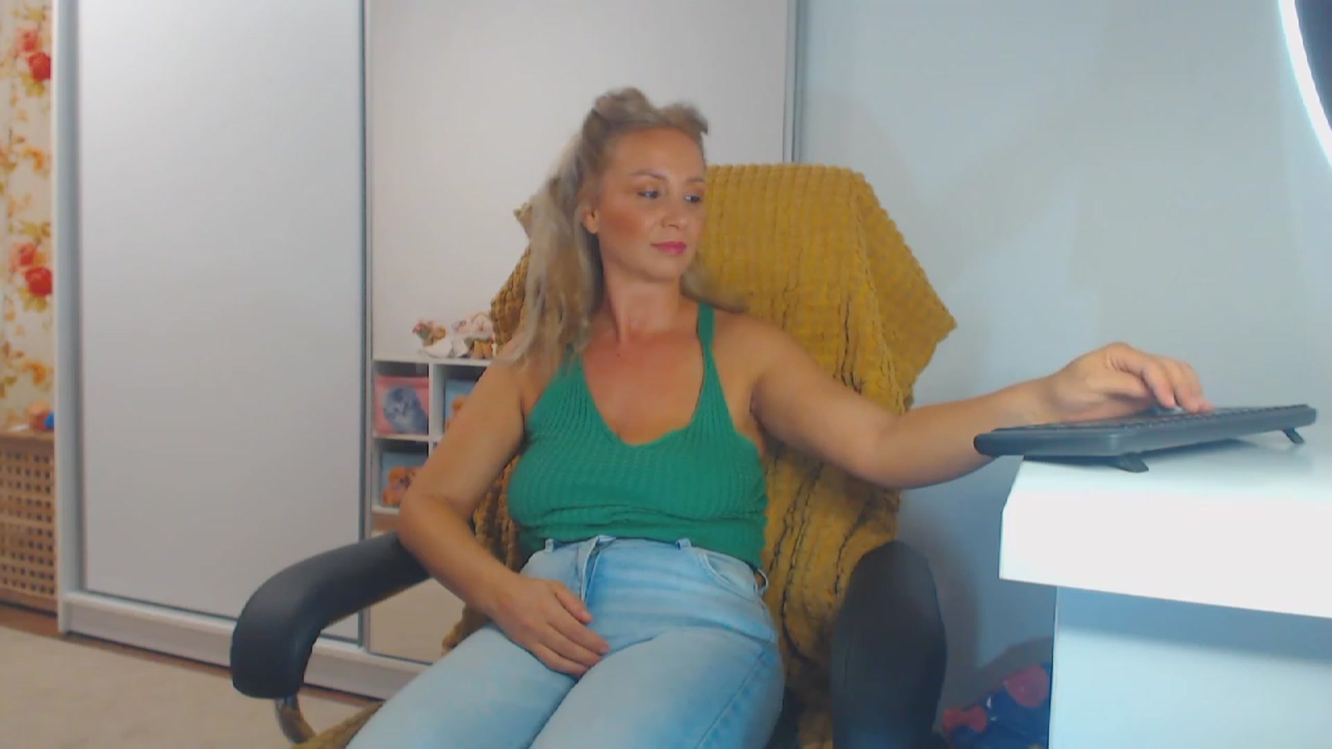 Gallery image thumbnail from Merlyn4u's myfreecams stream on, 09/18/2023, 12:41 image 4 of 20