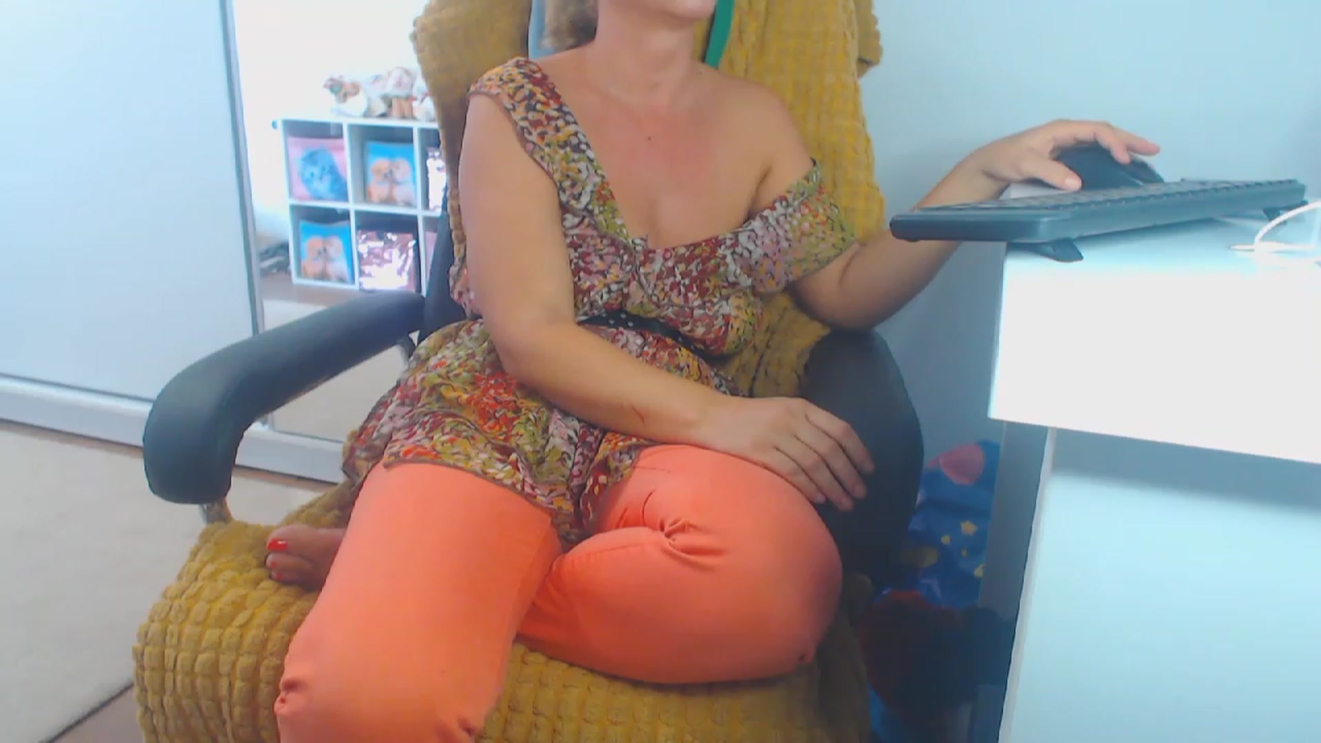 Gallery image thumbnail from Merlyn4u's myfreecams stream on, 09/19/2023, 11:54 image 5 of 20