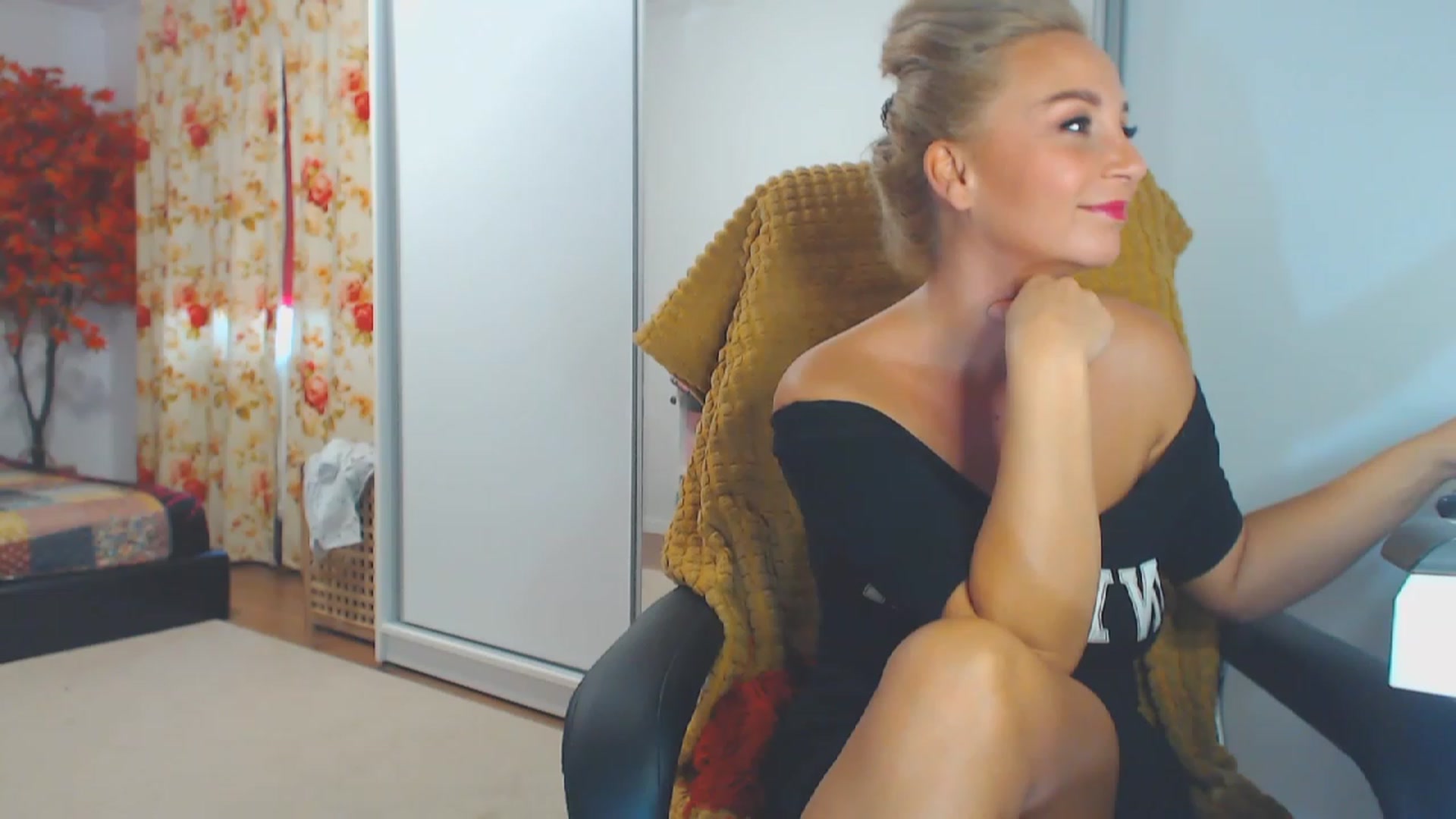 Gallery image thumbnail from Merlyn4u's myfreecams stream on, 09/27/2023, 11:51 image 7 of 20