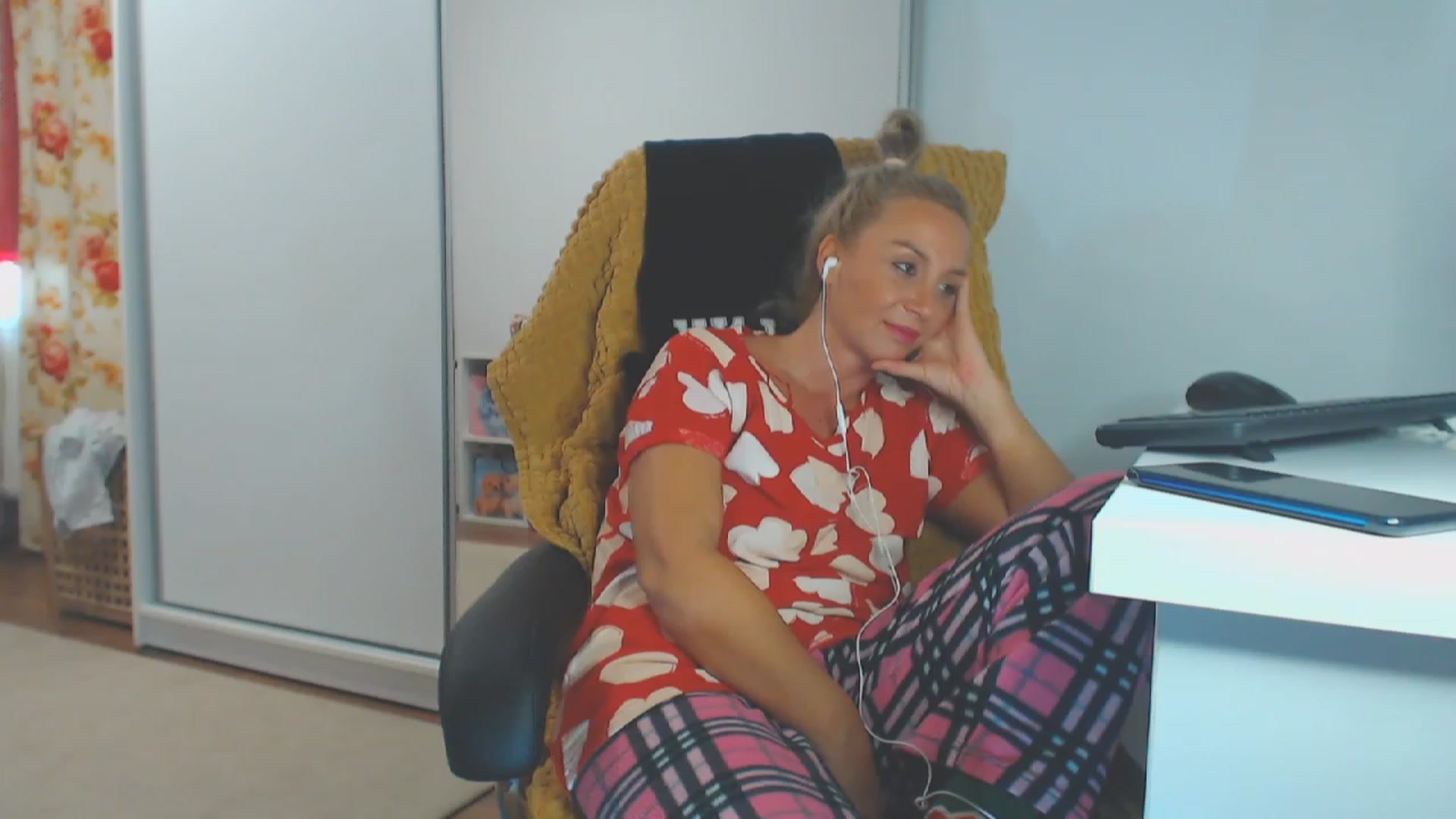 Gallery image thumbnail from Merlyn4u's myfreecams stream on, 09/28/2023, 14:07 image 15 of 20