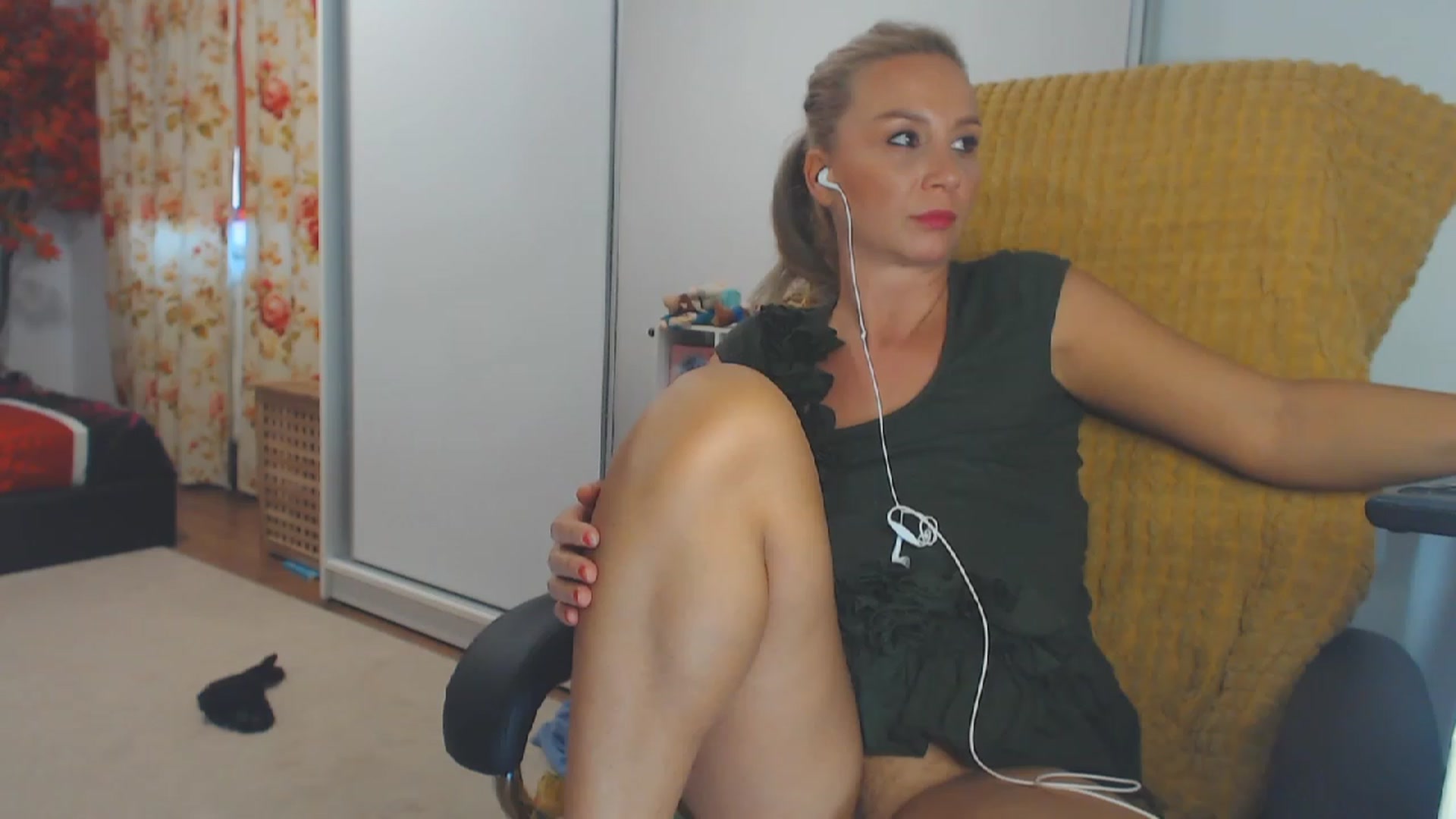 Gallery image thumbnail from Merlyn4u's myfreecams stream on, 10/11/2023, 13:17 image 8 of 20