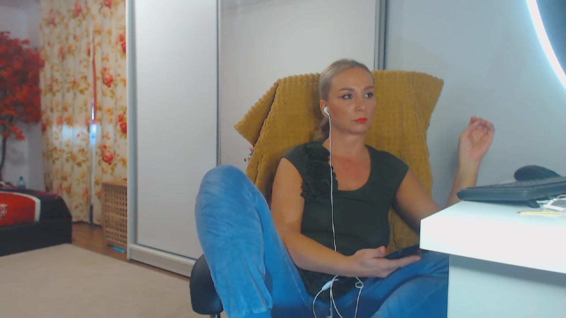 Gallery image thumbnail from Merlyn4u's myfreecams stream on, 10/12/2023, 13:39 image 3 of 20