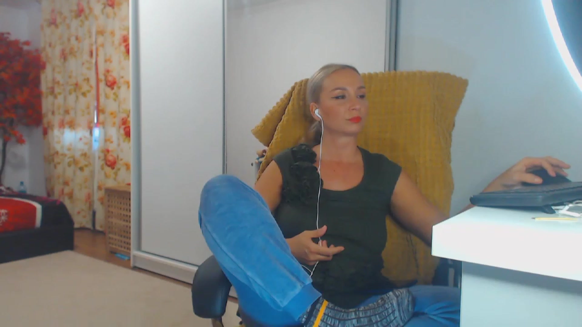 Gallery image thumbnail from Merlyn4u's myfreecams stream on, 10/12/2023, 13:39 image 7 of 20