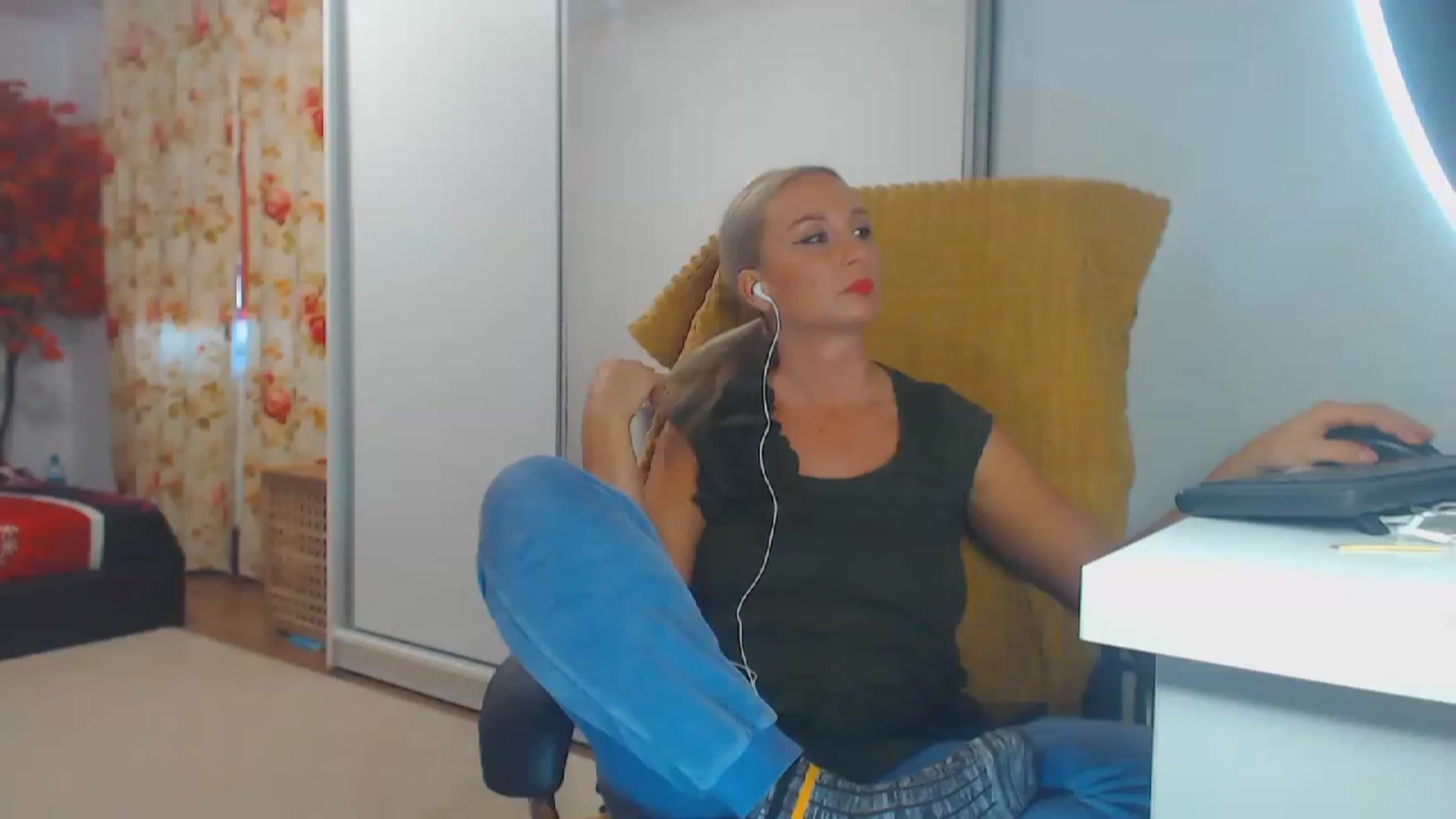 Gallery image thumbnail from Merlyn4u's myfreecams stream on, 10/12/2023, 13:39 image 8 of 20
