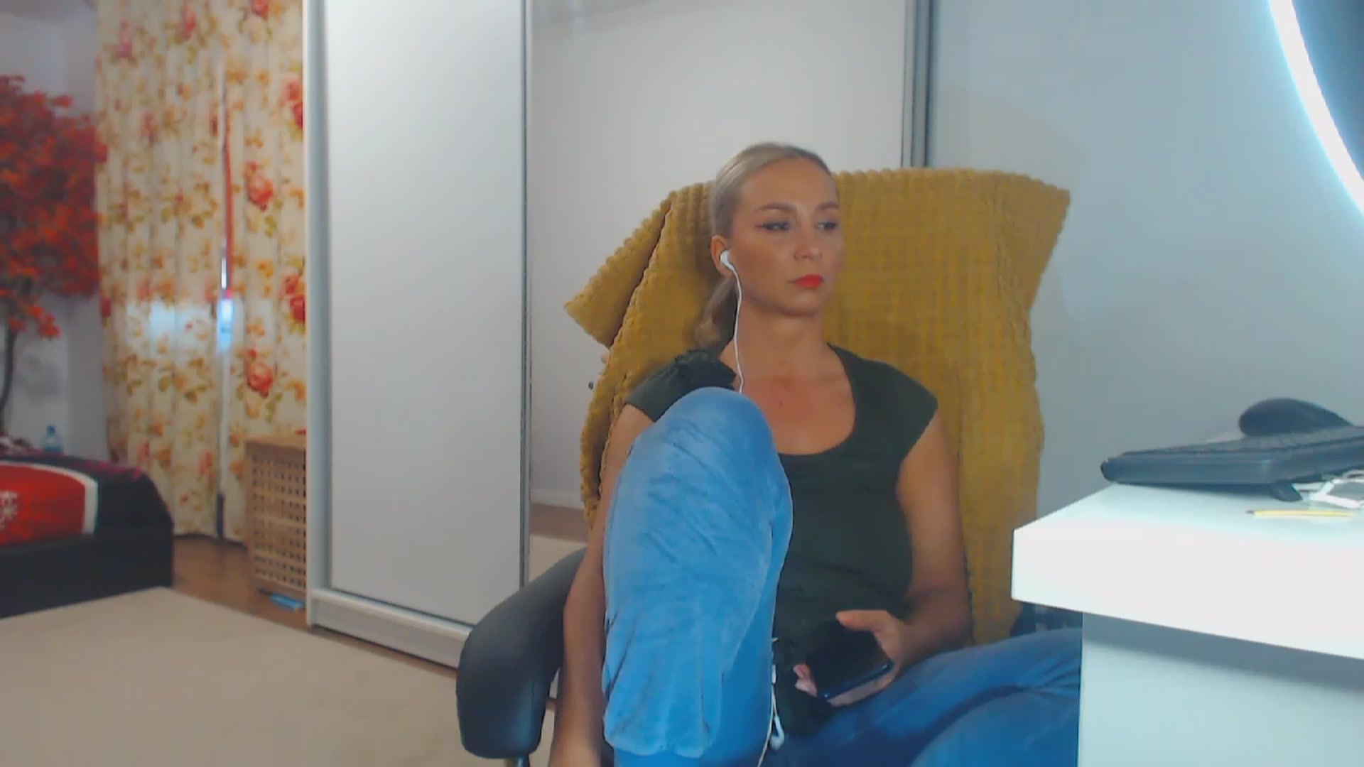 Gallery image thumbnail from Merlyn4u's myfreecams stream on, 10/12/2023, 13:39 image 6 of 20