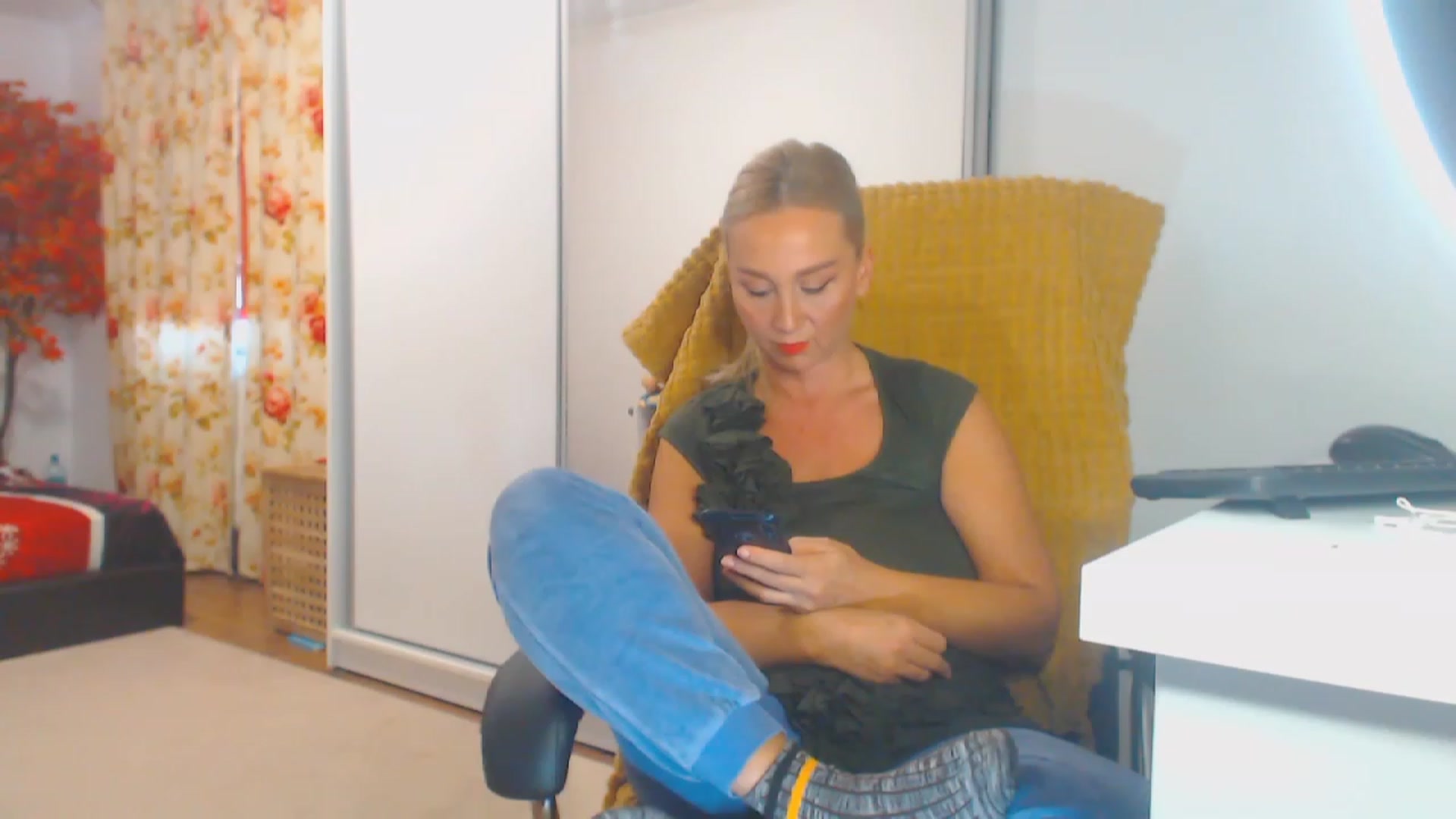 Gallery image thumbnail from Merlyn4u's myfreecams stream on, 10/12/2023, 13:39 image 12 of 20