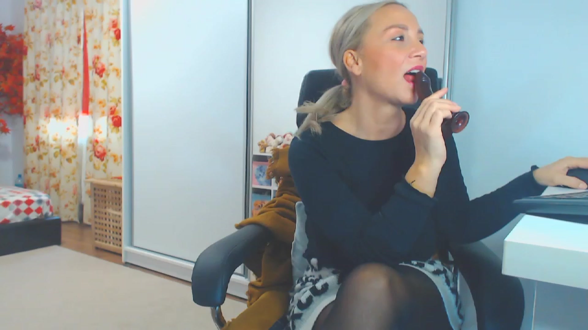 Gallery image thumbnail from Merlyn4u's myfreecams stream on, 10/17/2023, 14:07 image 1 of 20