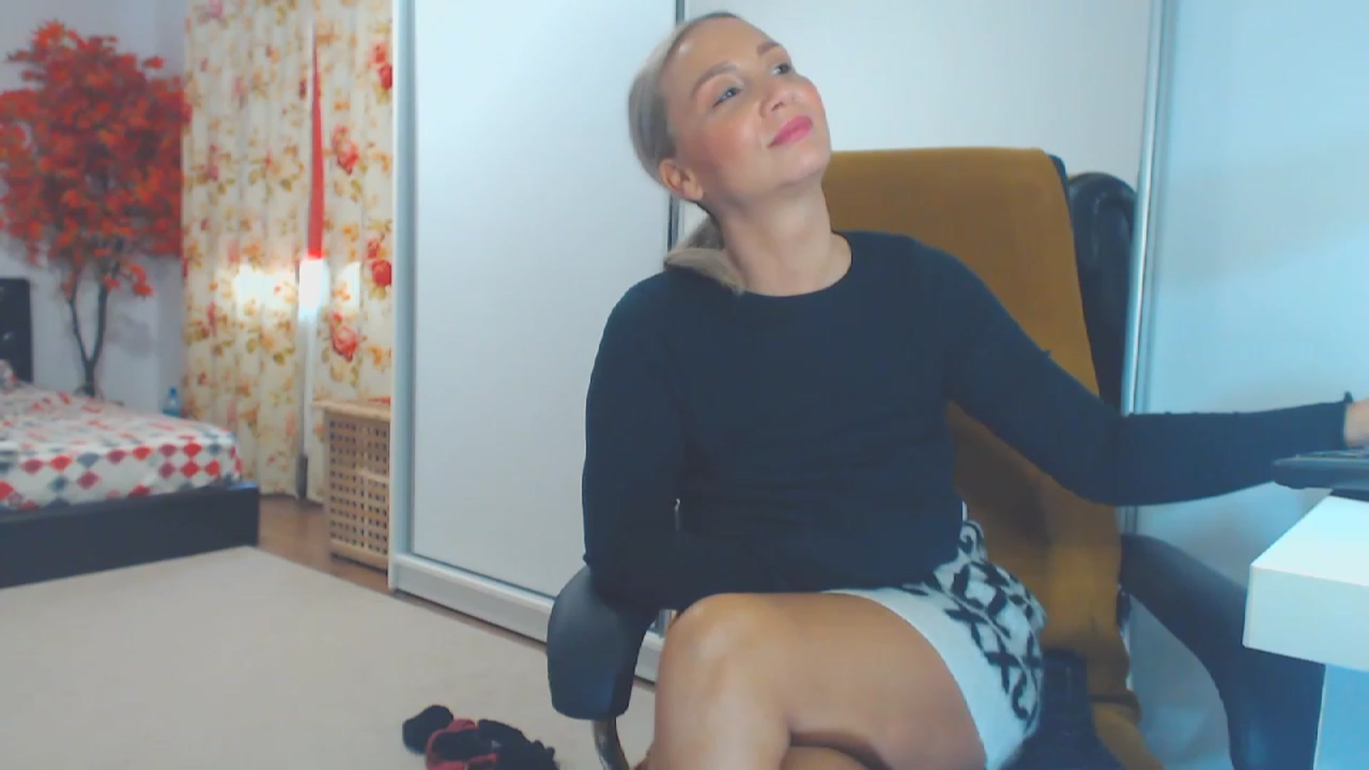 Gallery image thumbnail from Merlyn4u's myfreecams stream on, 10/17/2023, 14:07 image 9 of 20