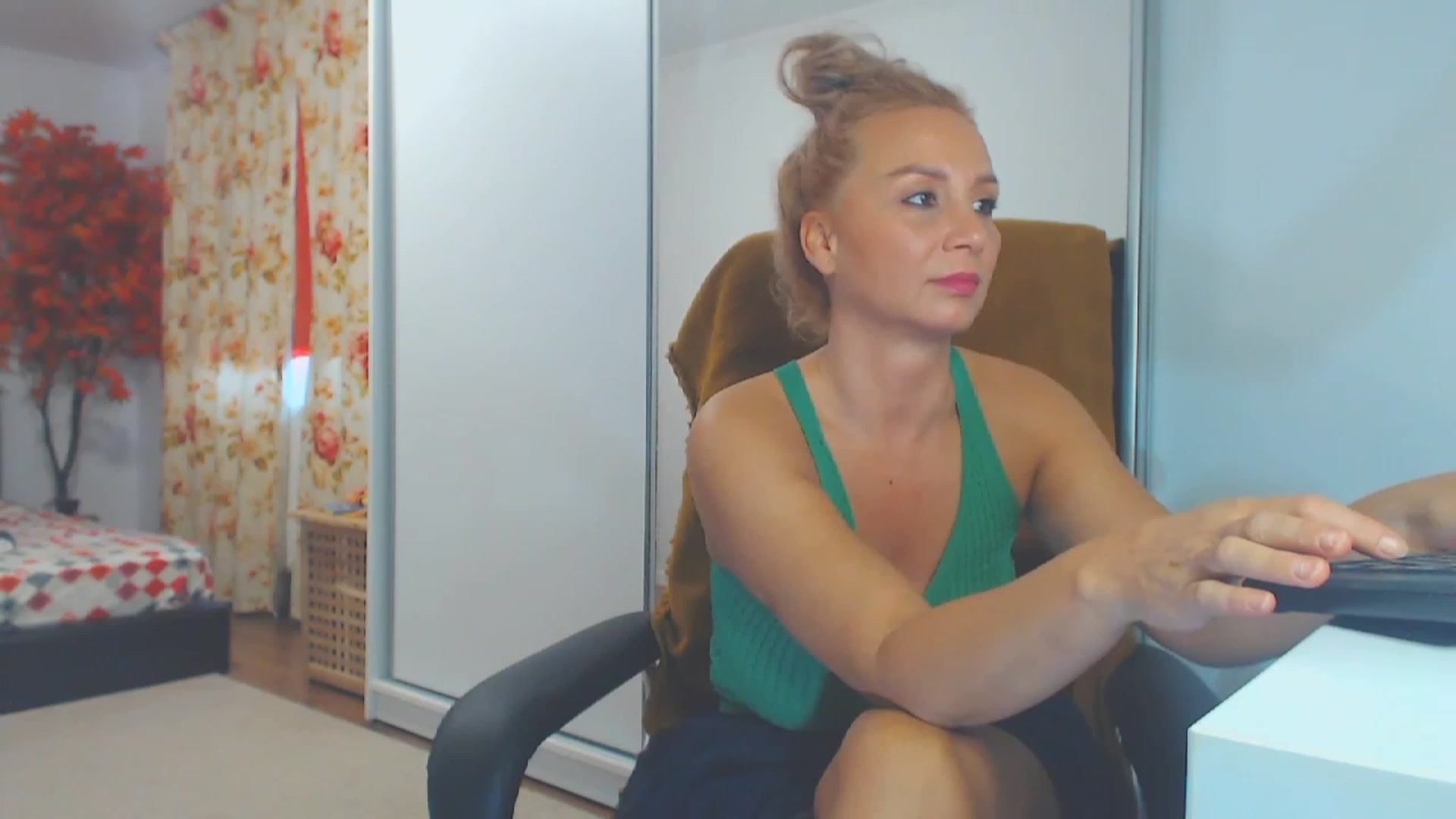 Gallery image thumbnail from Merlyn4u's myfreecams stream on, 10/21/2023, 13:18 image 12 of 20