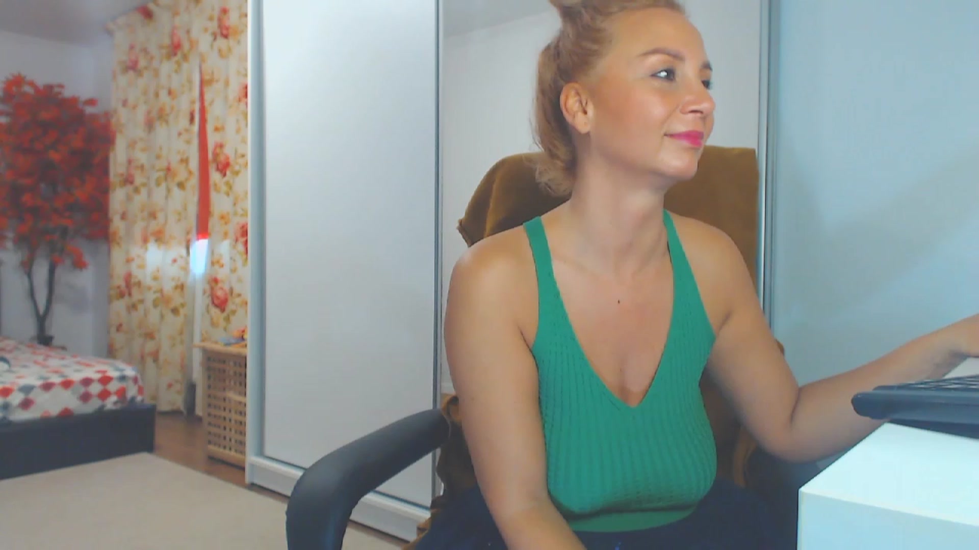 Gallery image thumbnail from Merlyn4u's myfreecams stream on, 10/21/2023, 13:18 image 9 of 20