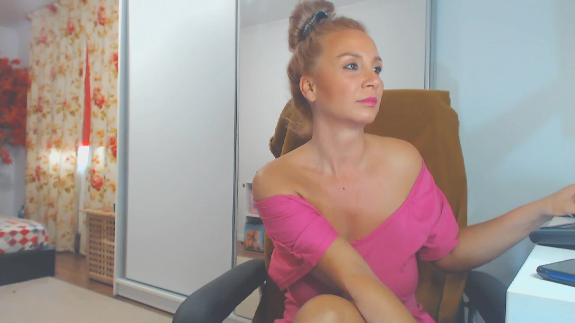 Gallery image thumbnail from Merlyn4u's myfreecams stream on, 10/22/2023, 12:16 image 12 of 20