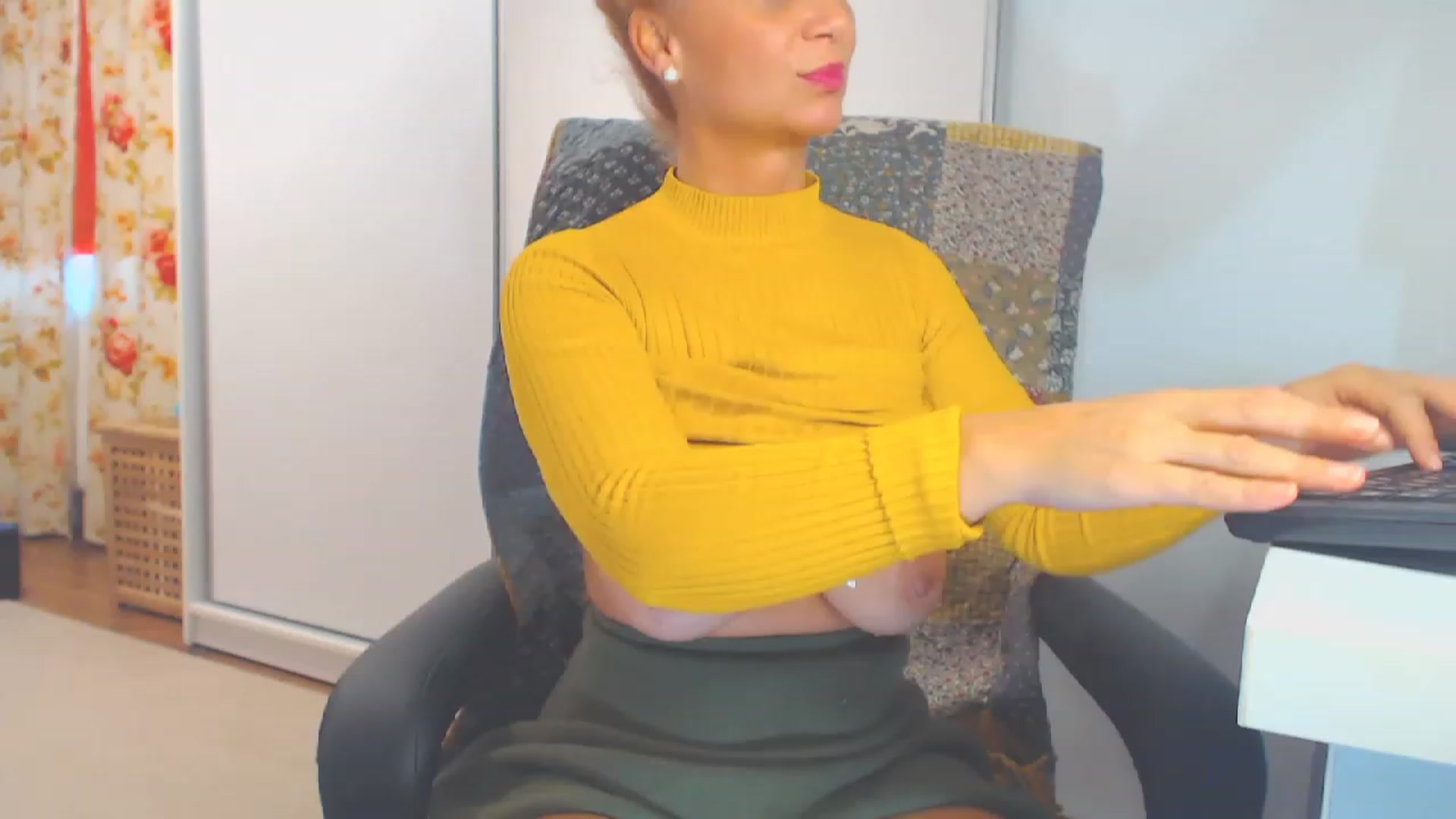 Gallery image thumbnail from Merlyn4u's myfreecams stream on, 10/29/2023, 13:22 image 5 of 20