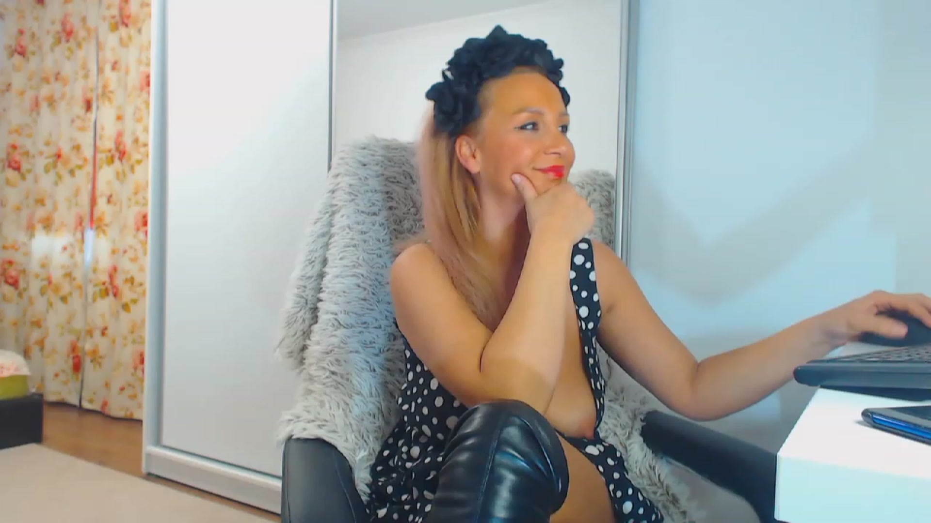 Gallery image thumbnail from Merlyn4u's myfreecams stream on, 11/26/2023, 14:05 image 20 of 20