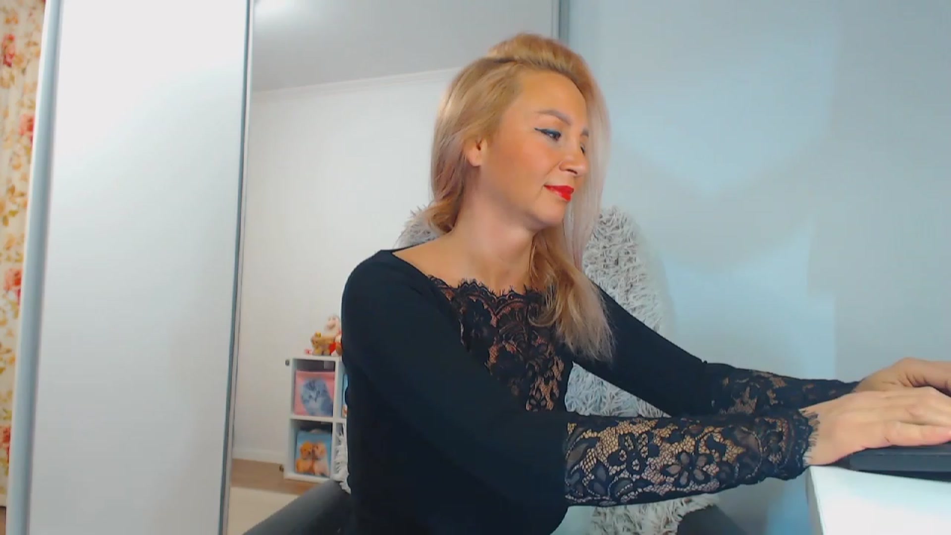 Gallery image thumbnail from Merlyn4u's myfreecams stream on, 11/27/2023, 13:33 image 13 of 20