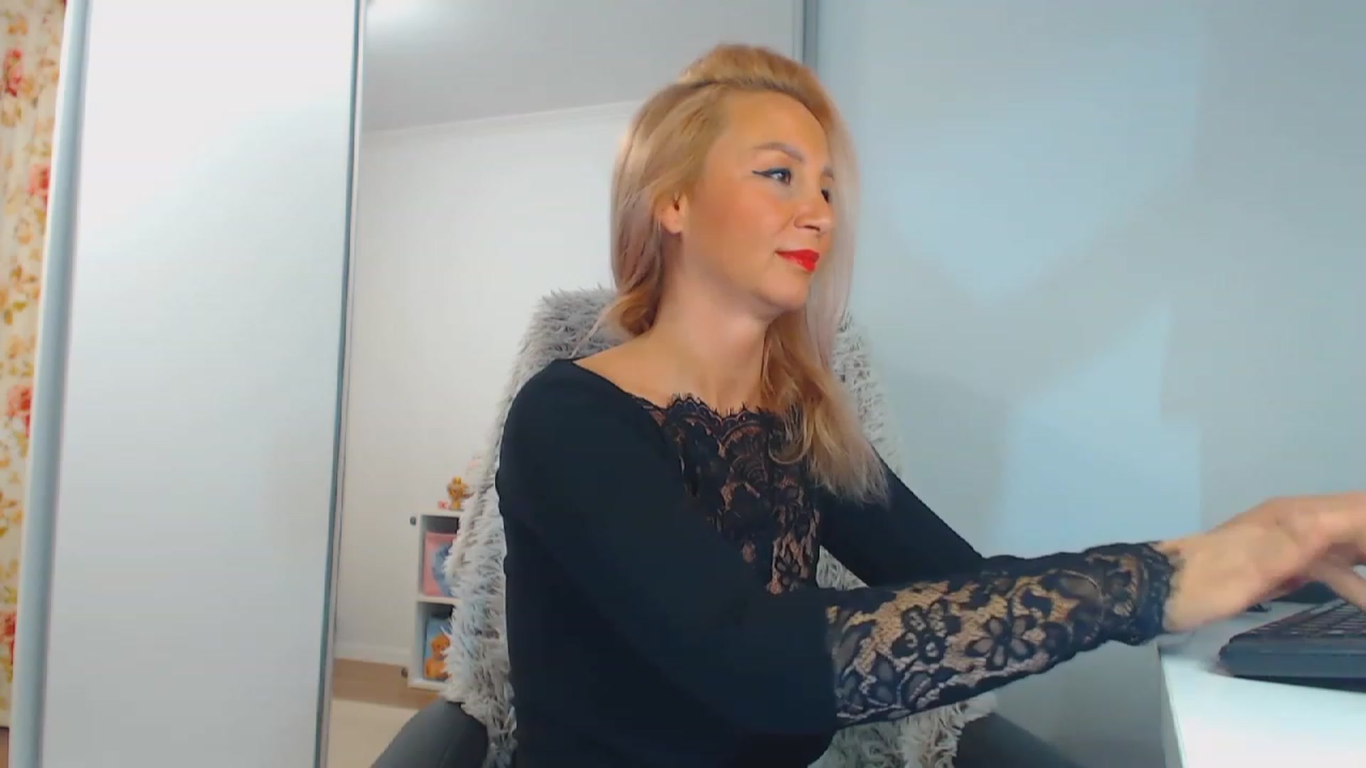 Gallery image thumbnail from Merlyn4u's myfreecams stream on, 11/27/2023, 13:33 image 16 of 20