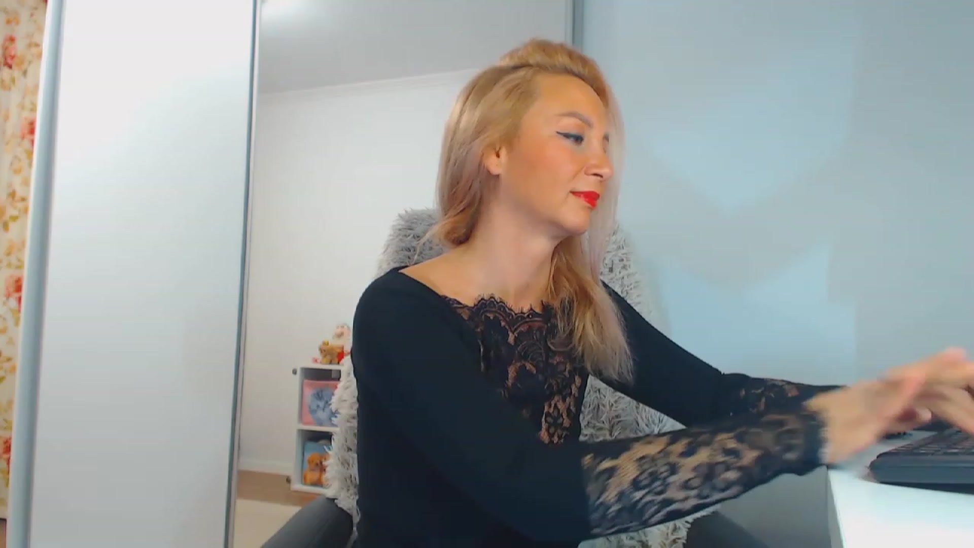 Gallery image thumbnail from Merlyn4u's myfreecams stream on, 11/27/2023, 13:33 image 17 of 20