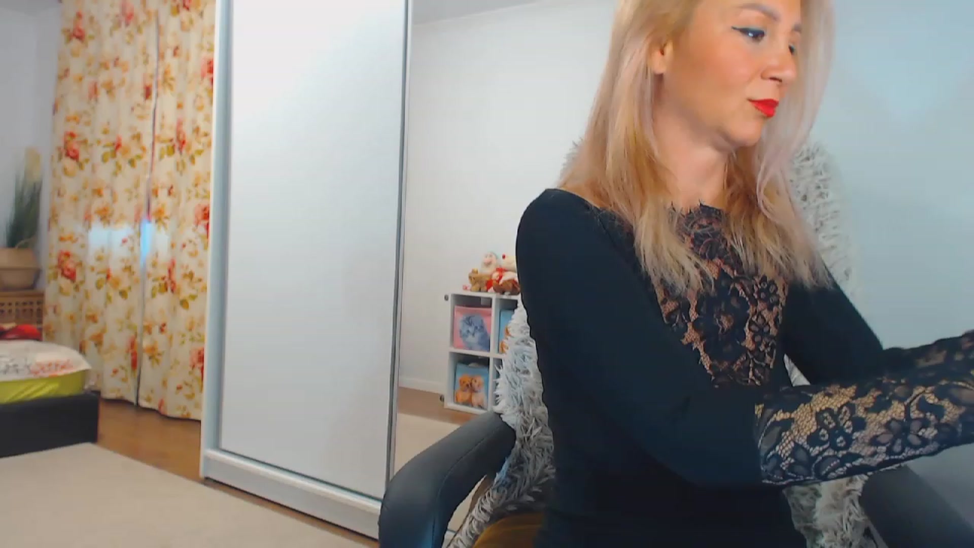 Gallery image thumbnail from Merlyn4u's myfreecams stream on, 11/27/2023, 13:33 image 7 of 20