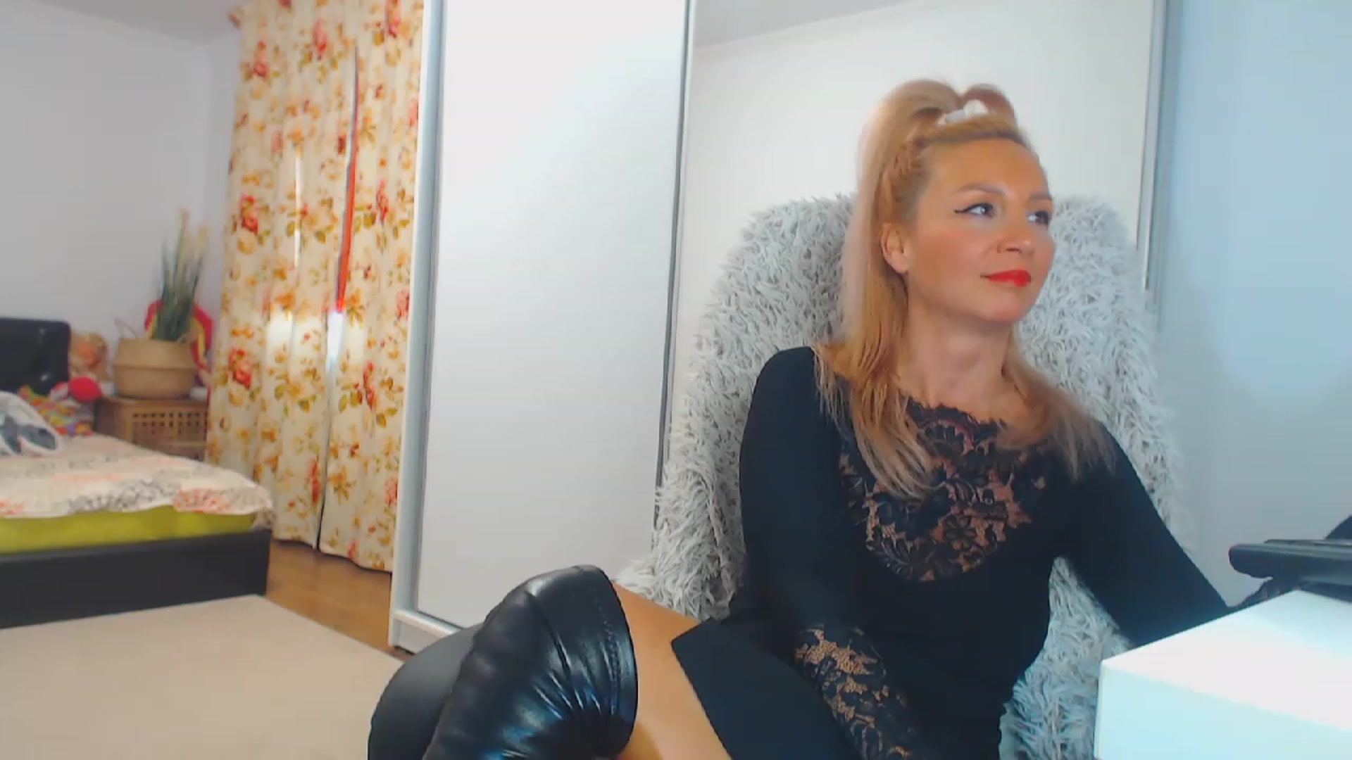 Gallery image thumbnail from Merlyn4u's myfreecams stream on, 11/30/2023, 14:11 image 15 of 20