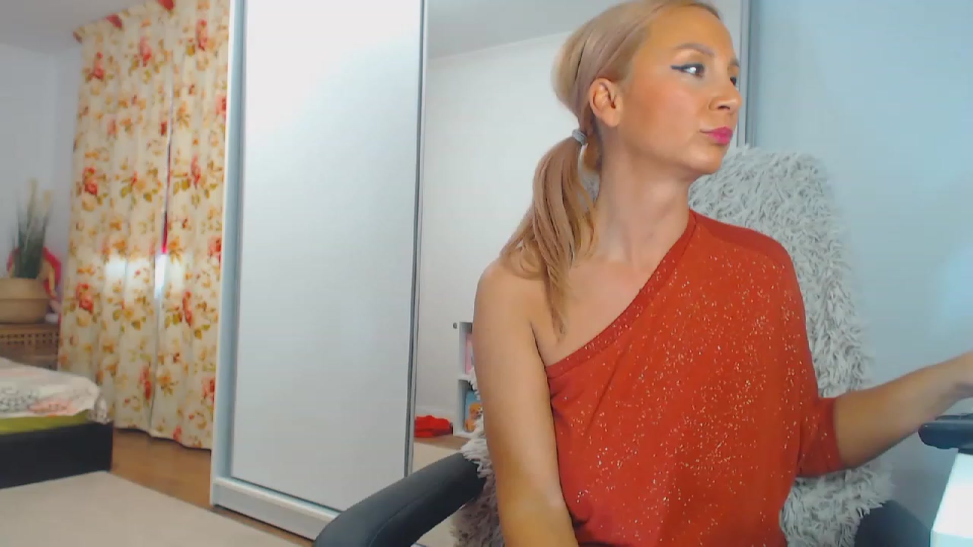 Gallery image thumbnail from Merlyn4u's myfreecams stream on, 12/01/2023, 14:04 image 1 of 20