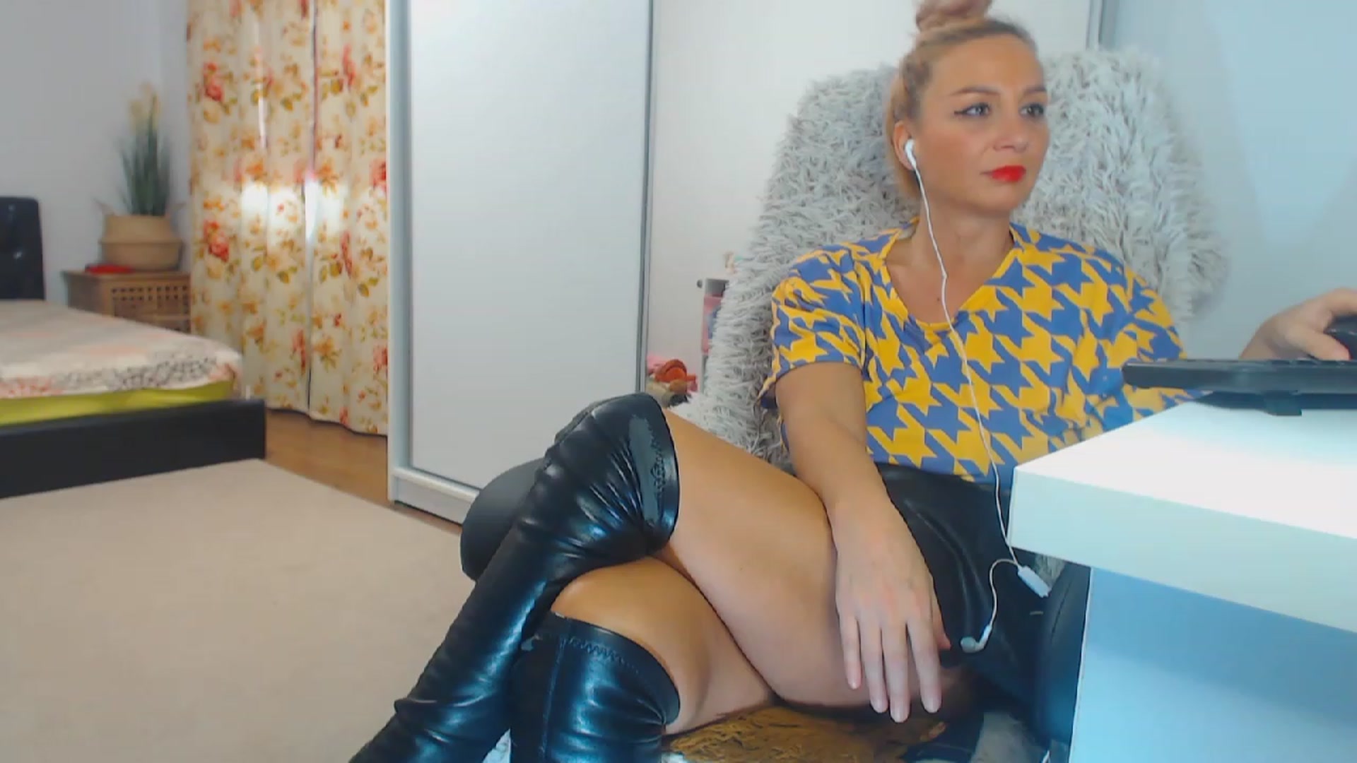 Gallery image thumbnail from Merlyn4u's myfreecams stream on, 12/16/2023, 12:25 image 6 of 20