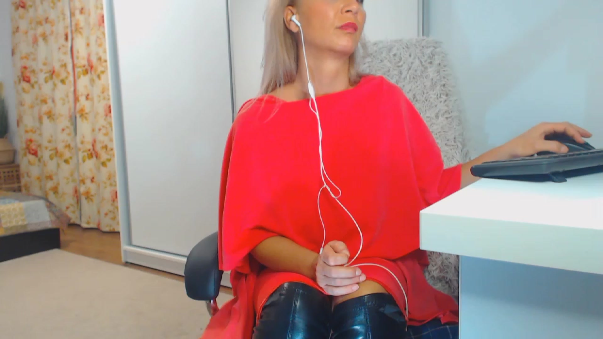 Gallery image thumbnail from Merlyn4u's myfreecams stream on, 12/20/2023, 15:51 image 8 of 20