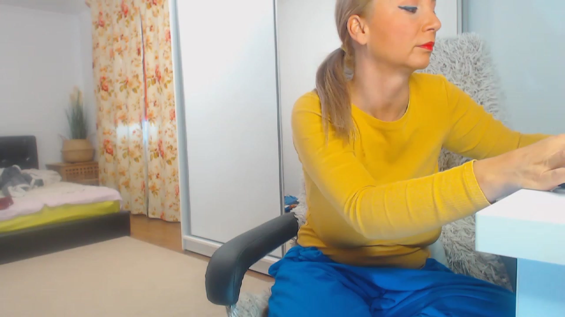Gallery image thumbnail from Merlyn4u's myfreecams stream on, 12/25/2023, 14:29 image 1 of 20