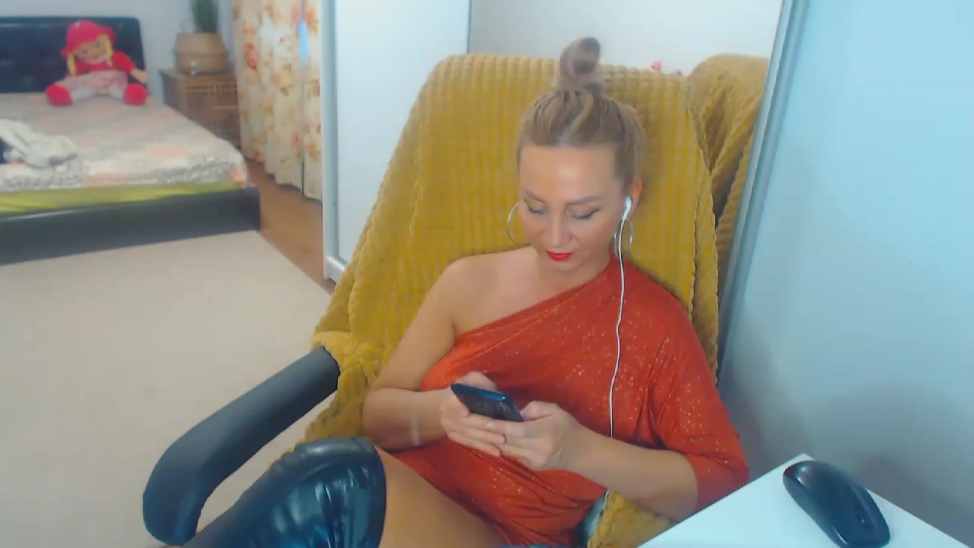 Gallery image thumbnail from Merlyn4u's myfreecams stream on, 01/11/2024, 14:36 image 16 of 20