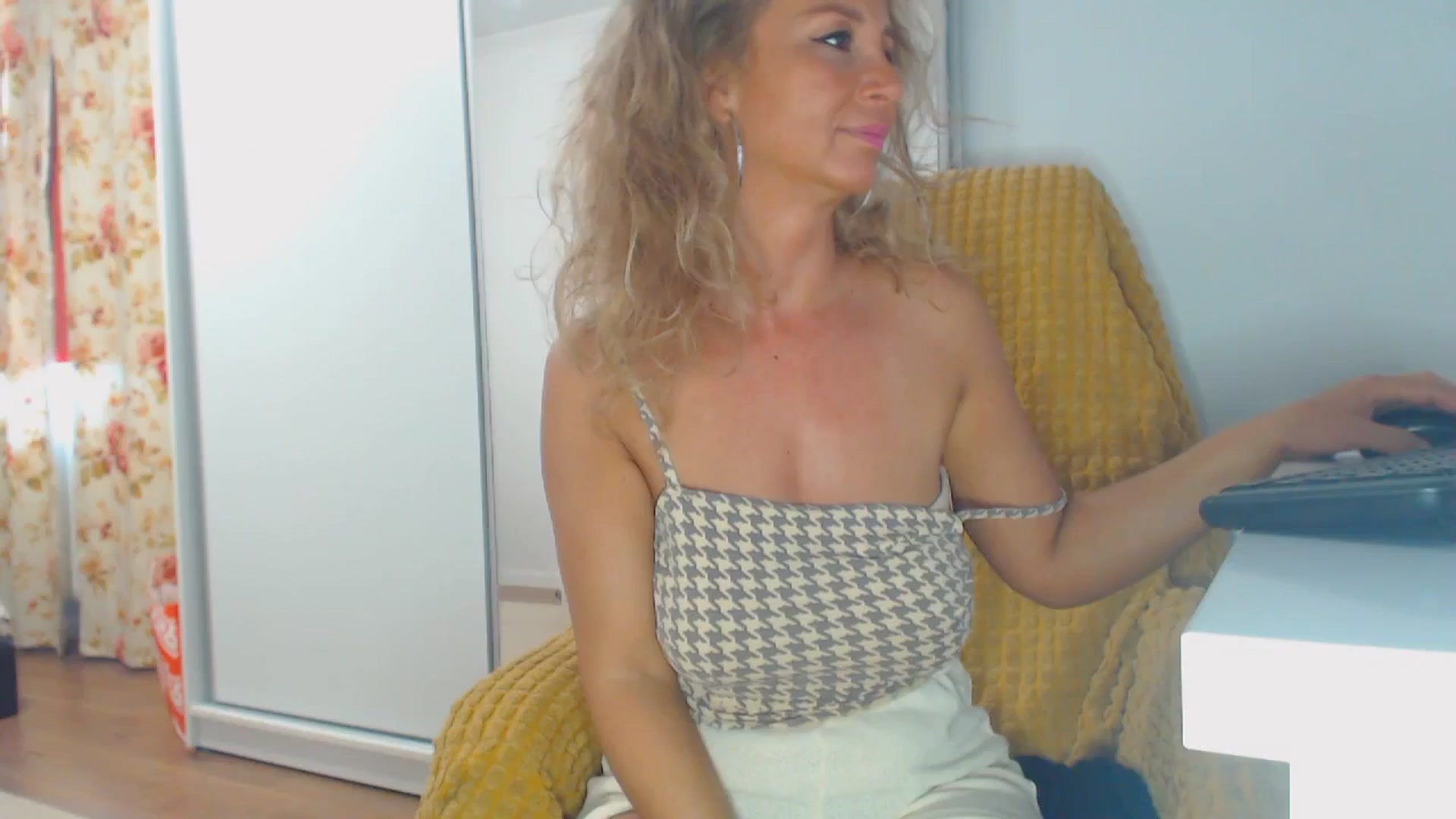 Gallery image thumbnail from Merlyn4u's myfreecams stream on, 06/05/2024, 11:38 image 11 of 20