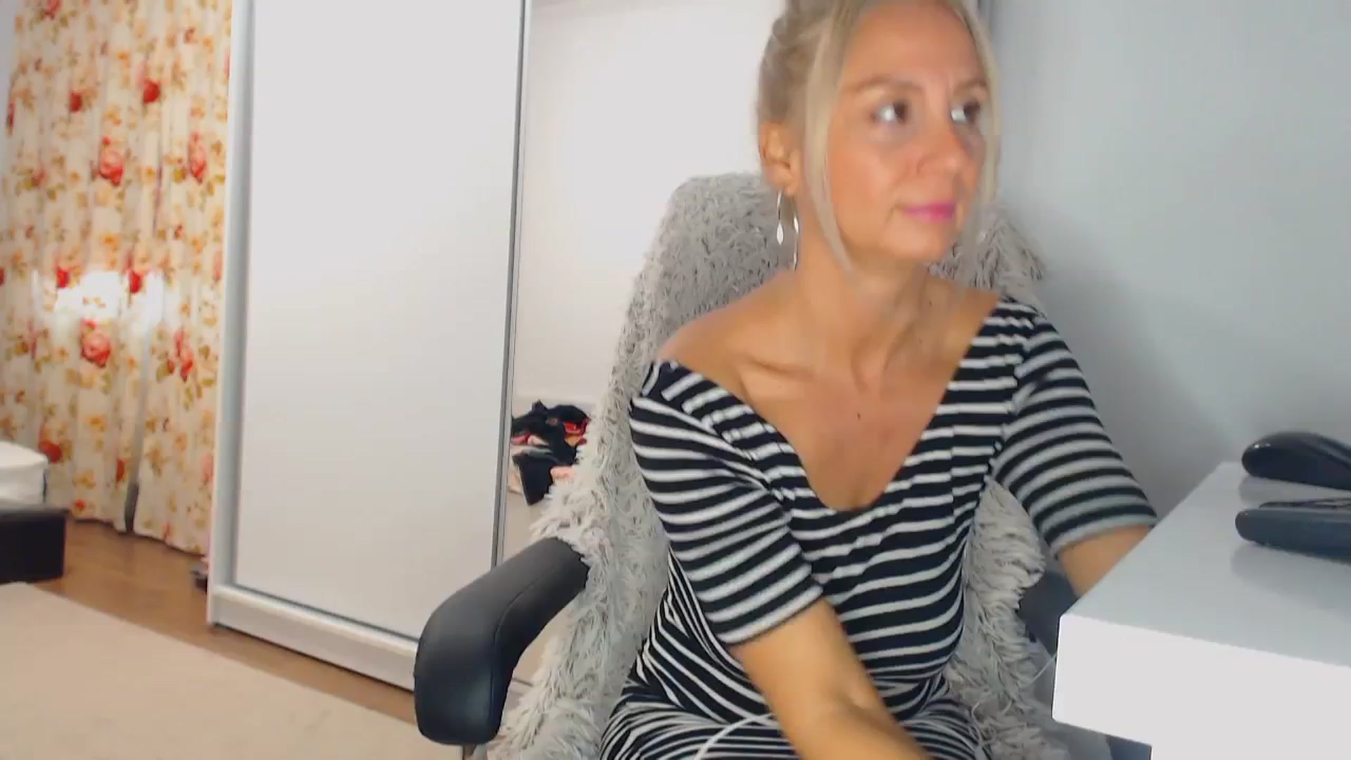 Gallery image thumbnail from Merlyn4u's myfreecams stream on, 10/07/2024, 13:40 image 9 of 20