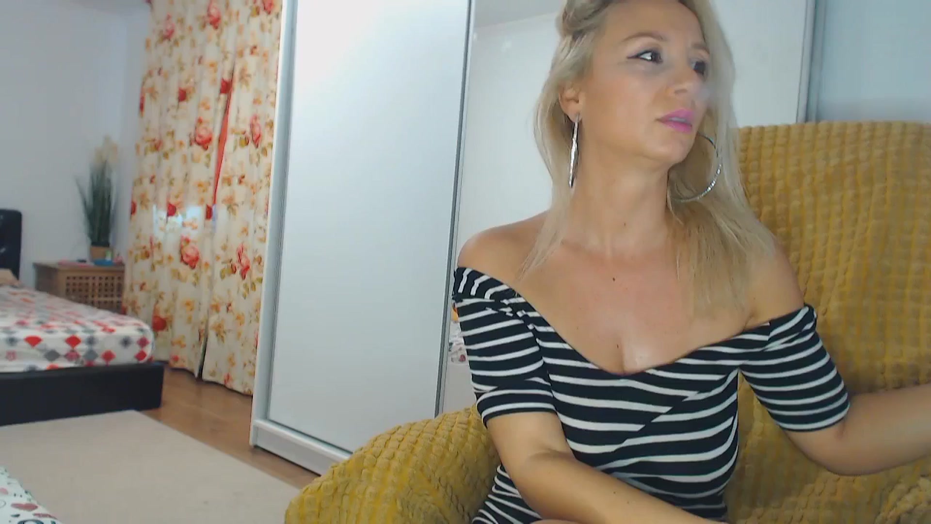 Gallery image thumbnail from Merlyn4u's myfreecams stream on, 10/19/2024, 14:01 image 11 of 20