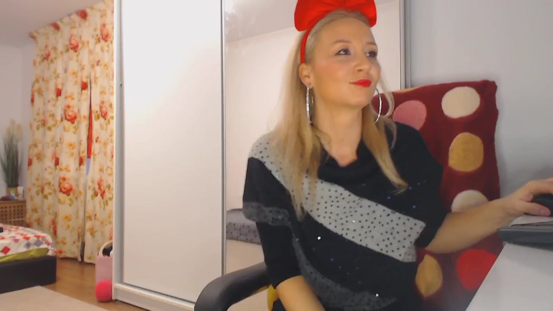 Gallery image thumbnail from Merlyn4u's myfreecams stream on, 12/24/2024, 13:11 image 1 of 20
