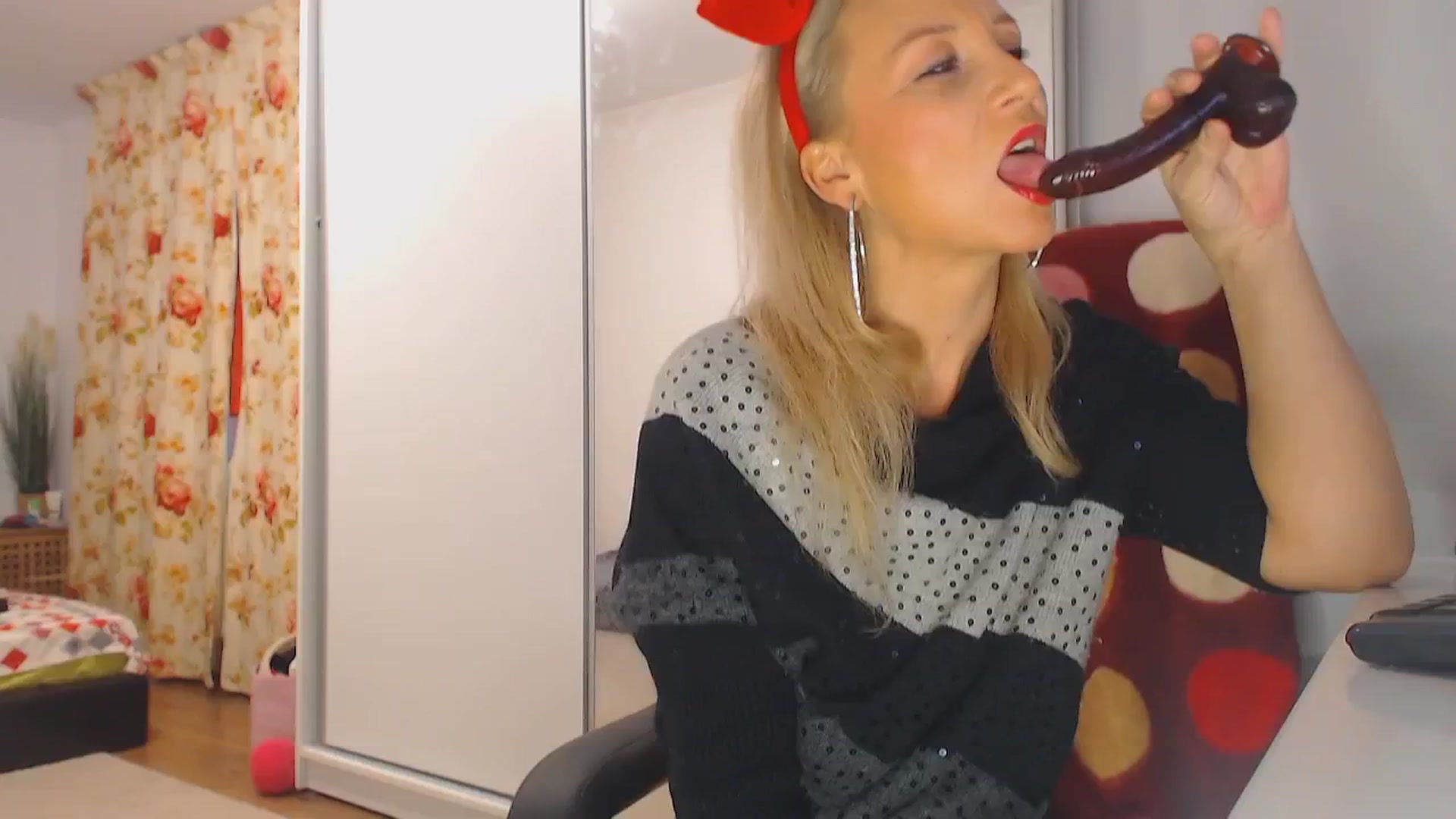 Gallery image thumbnail from Merlyn4u's myfreecams stream on, 12/24/2024, 13:11 image 9 of 20