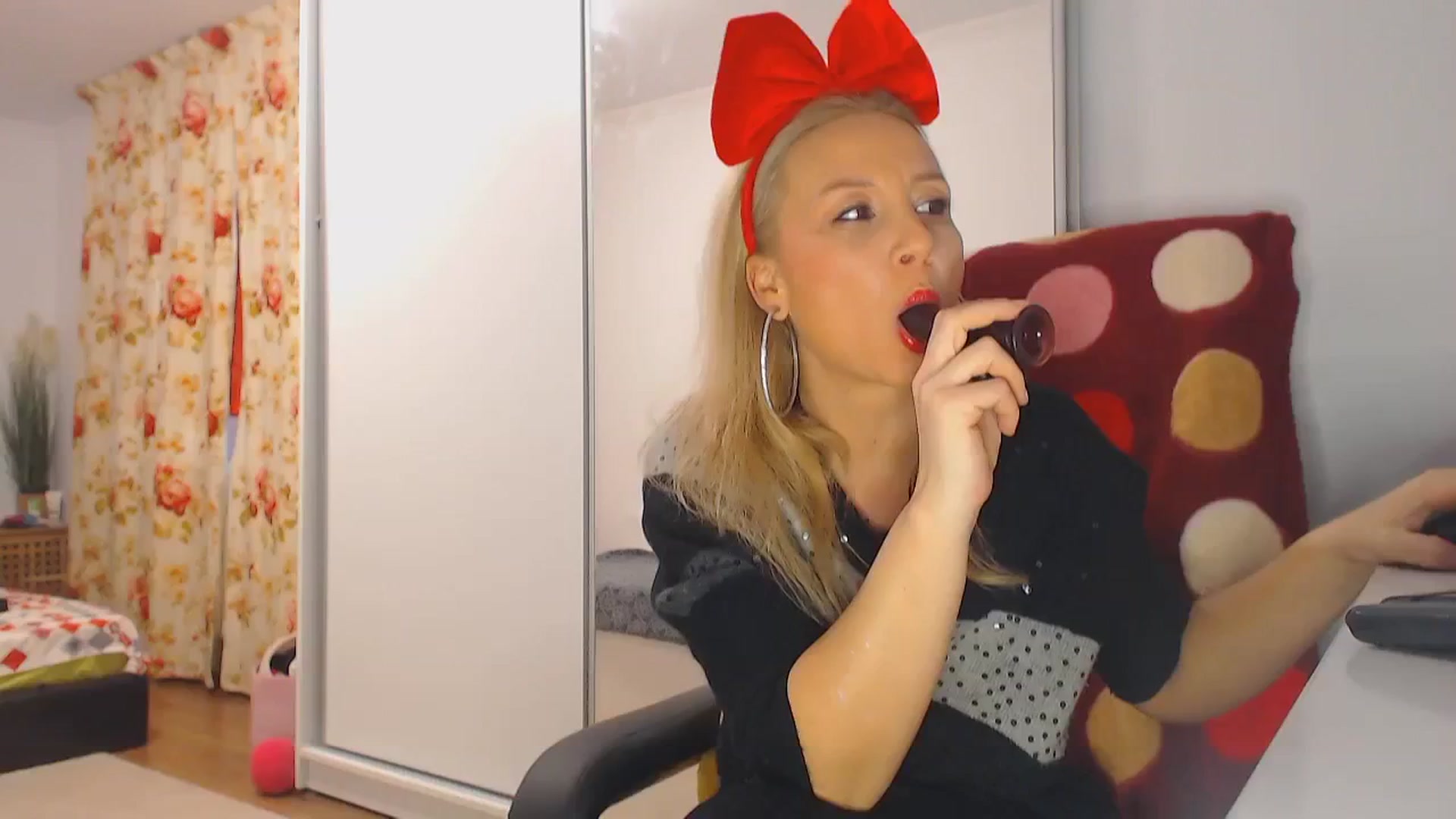 Gallery image thumbnail from Merlyn4u's myfreecams stream on, 12/24/2024, 13:11 image 3 of 20