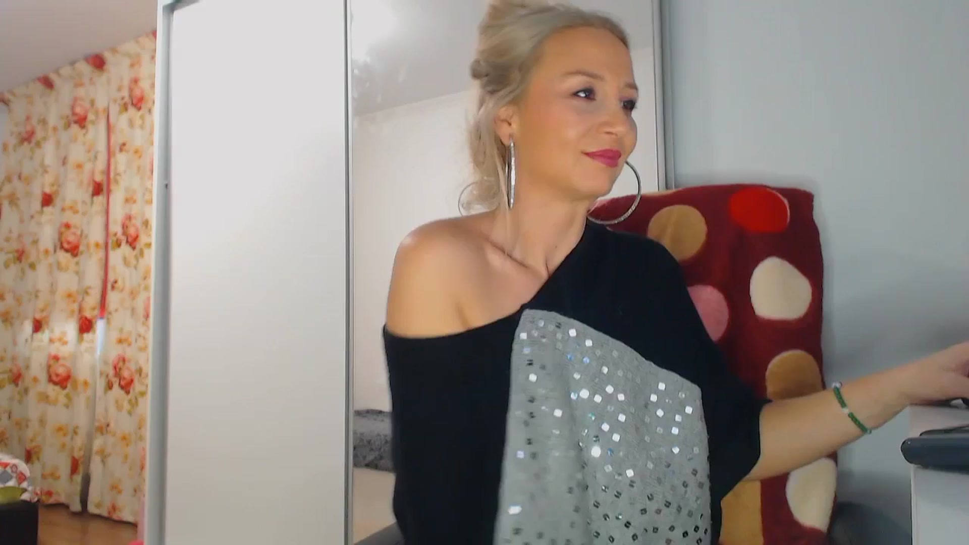 Gallery image thumbnail from Merlyn4u's myfreecams stream on, 12/25/2024, 12:53 image 7 of 20