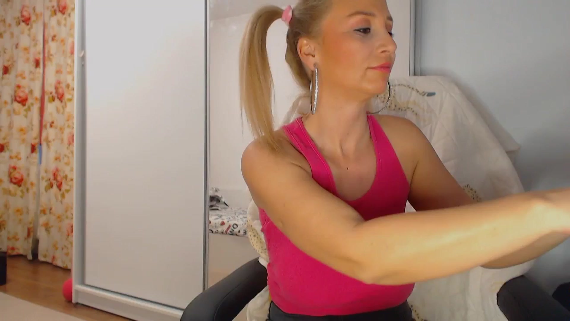 Gallery image thumbnail from Merlyn4u's myfreecams stream on, 12/31/2024, 15:10 image 15 of 20