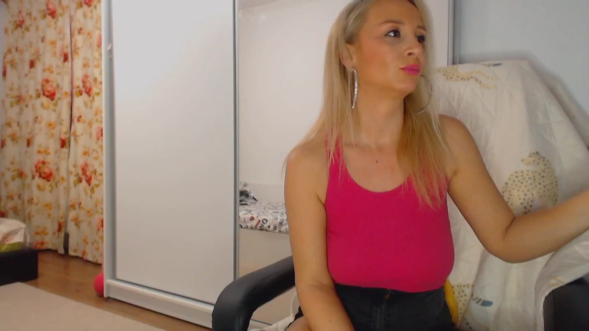 Gallery image thumbnail from Merlyn4u's myfreecams stream on, 12/31/2024, 17:30 image 7 of 20