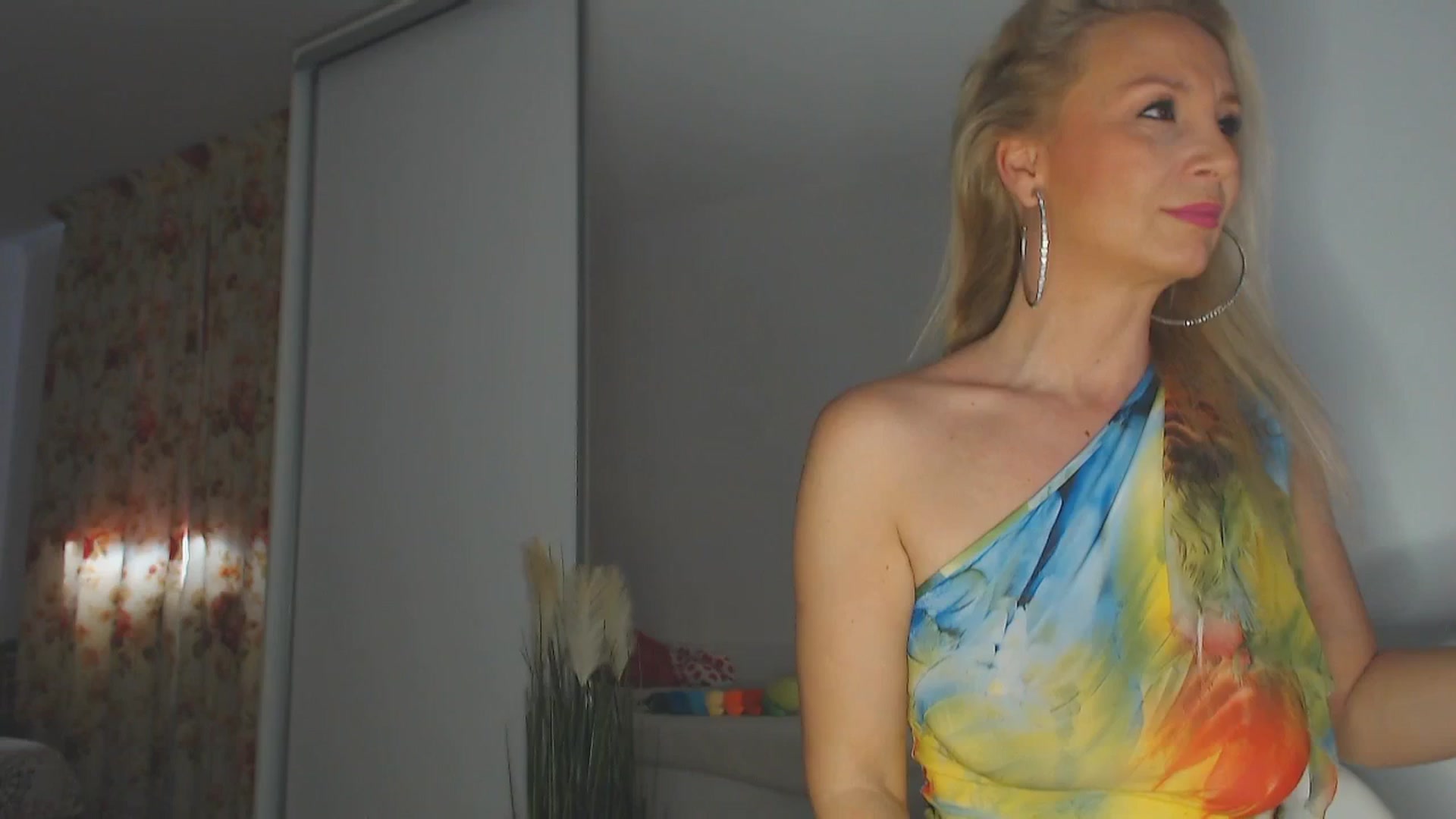 Gallery image thumbnail from Merlyn4u's myfreecams stream on, 03/03/2025, 12:30 image 13 of 20