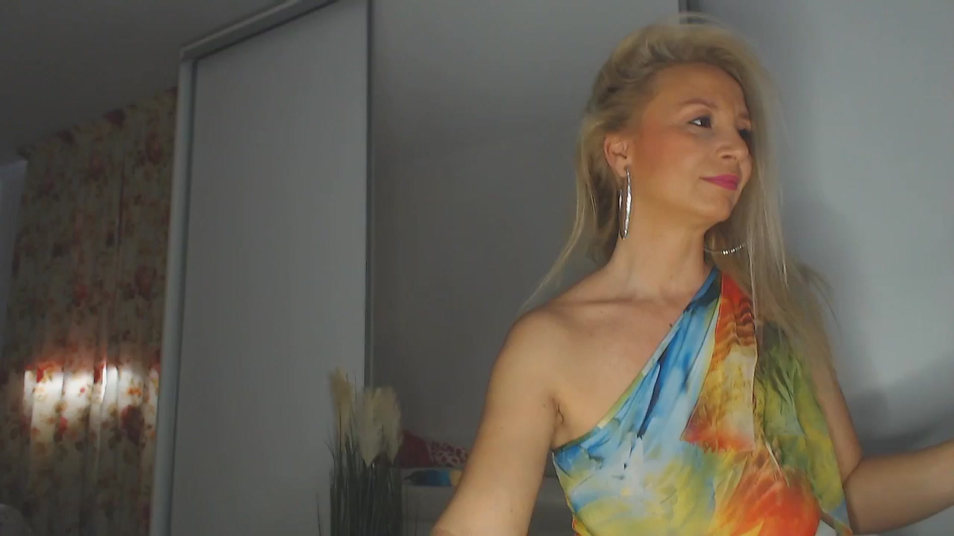 Gallery image thumbnail from Merlyn4u's myfreecams stream on, 03/03/2025, 12:30 image 11 of 20