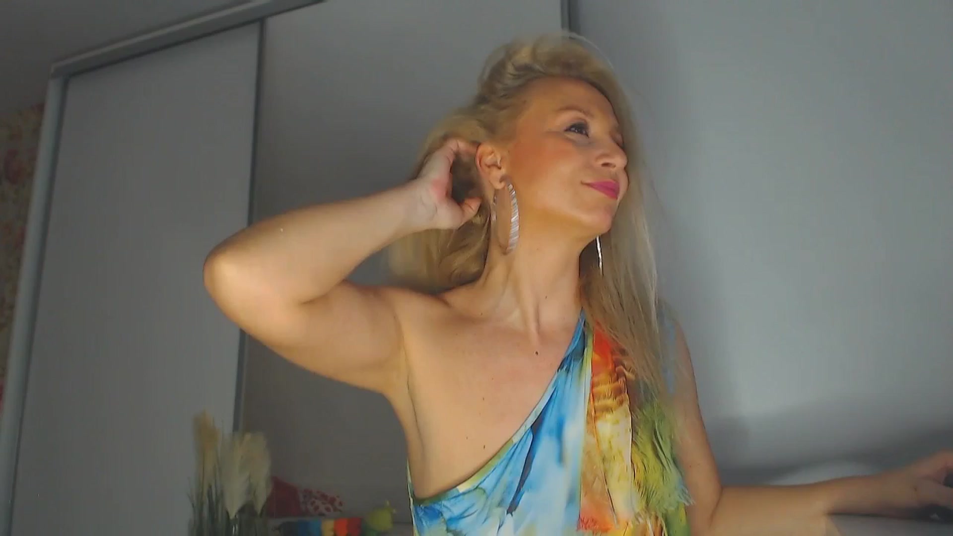 Gallery image thumbnail from Merlyn4u's myfreecams stream on, 03/03/2025, 13:28 image 12 of 20