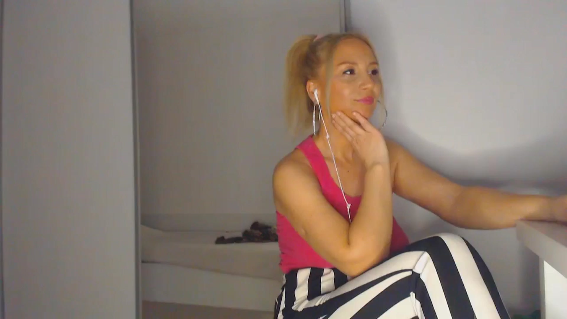 Gallery image thumbnail from Merlyn4u's myfreecams stream on, 03/10/2025, 12:04 image 4 of 20