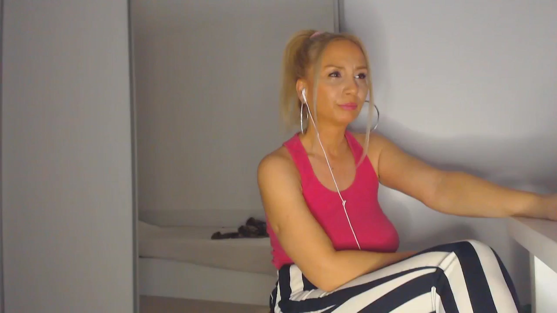 Gallery image thumbnail from Merlyn4u's myfreecams stream on, 03/10/2025, 12:04 image 5 of 20