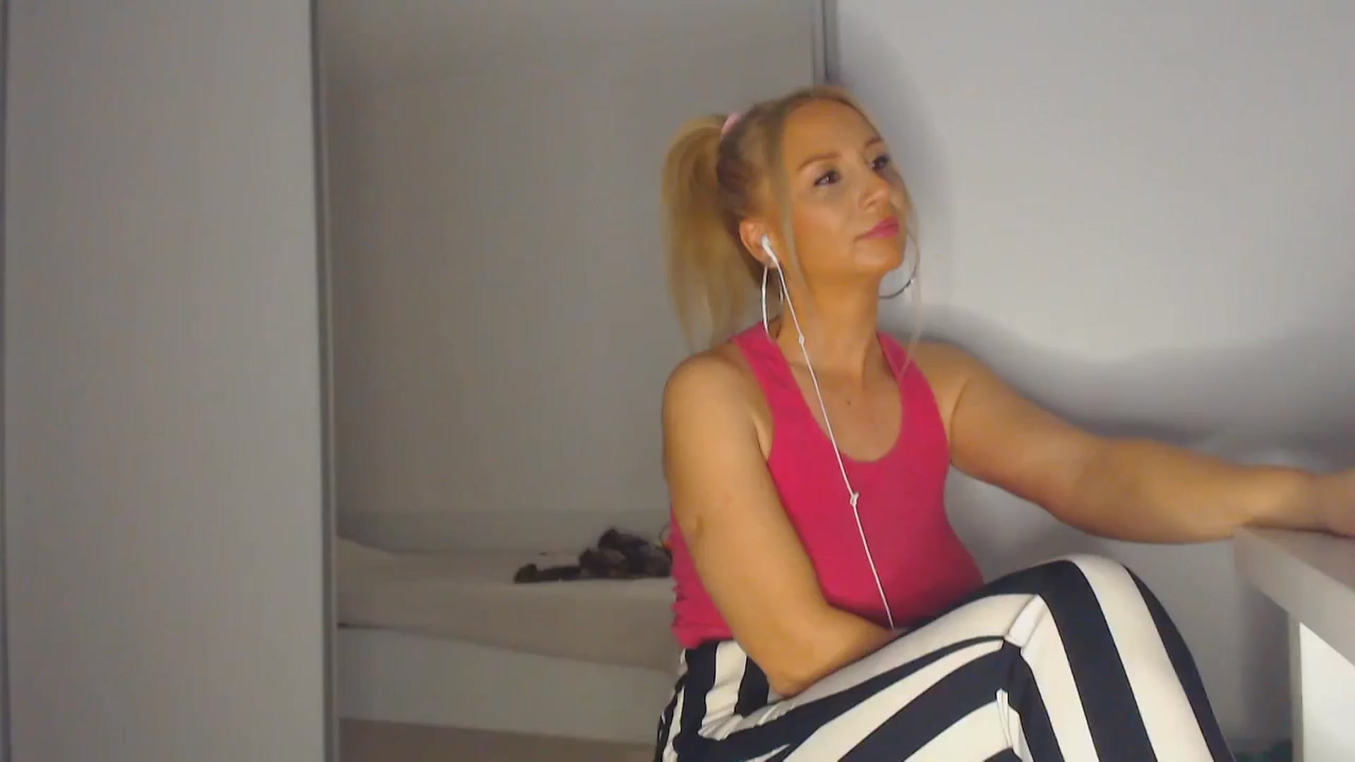 Gallery image thumbnail from Merlyn4u's myfreecams stream on, 03/10/2025, 12:04 image 3 of 20
