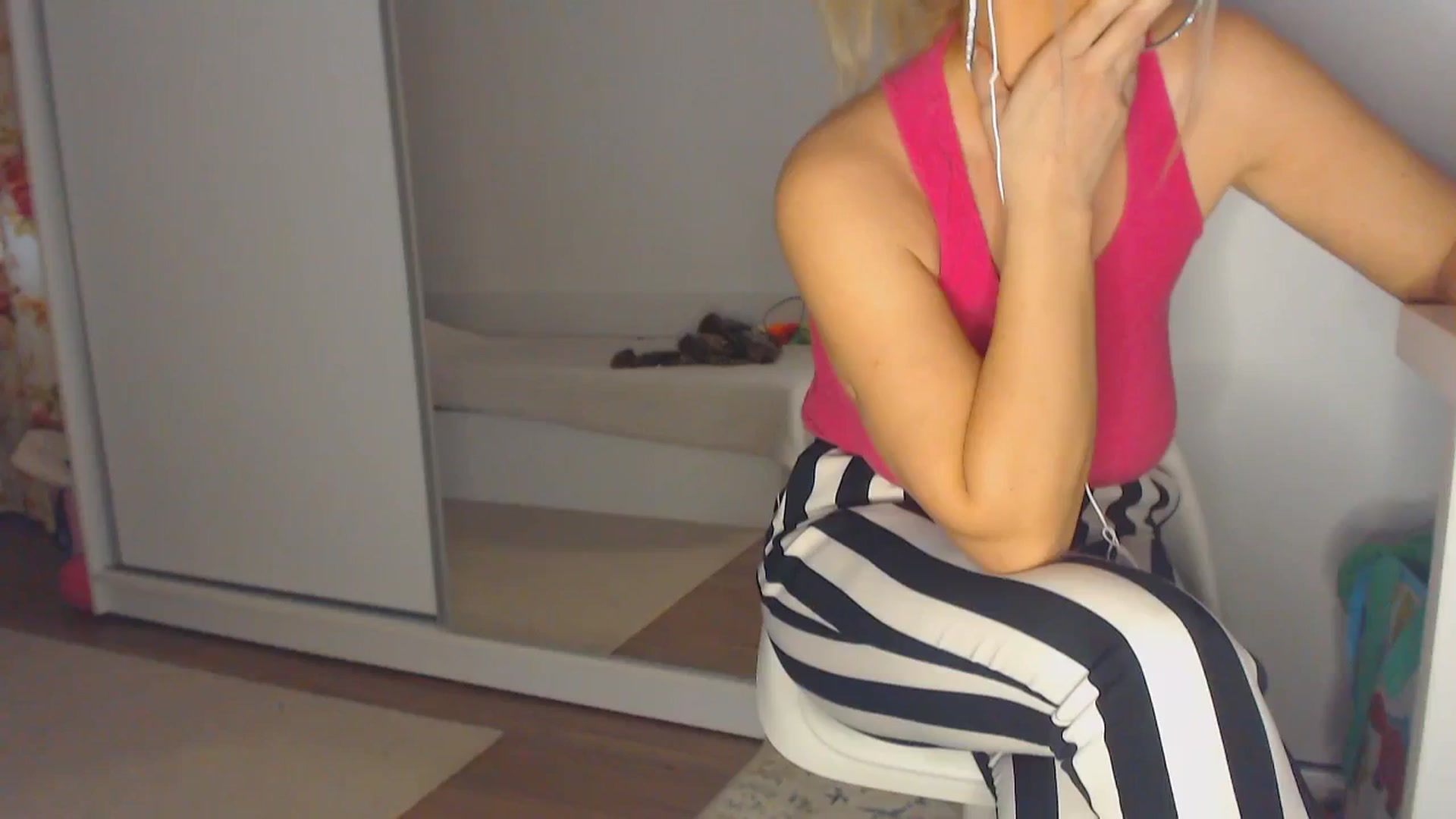 Gallery image thumbnail from Merlyn4u's myfreecams stream on, 03/10/2025, 12:04 image 6 of 20