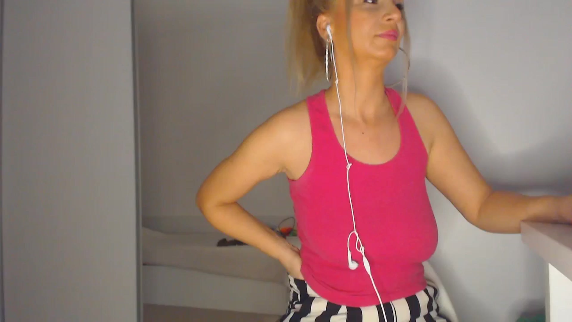 Gallery image thumbnail from Merlyn4u's myfreecams stream on, 03/10/2025, 12:04 image 2 of 20
