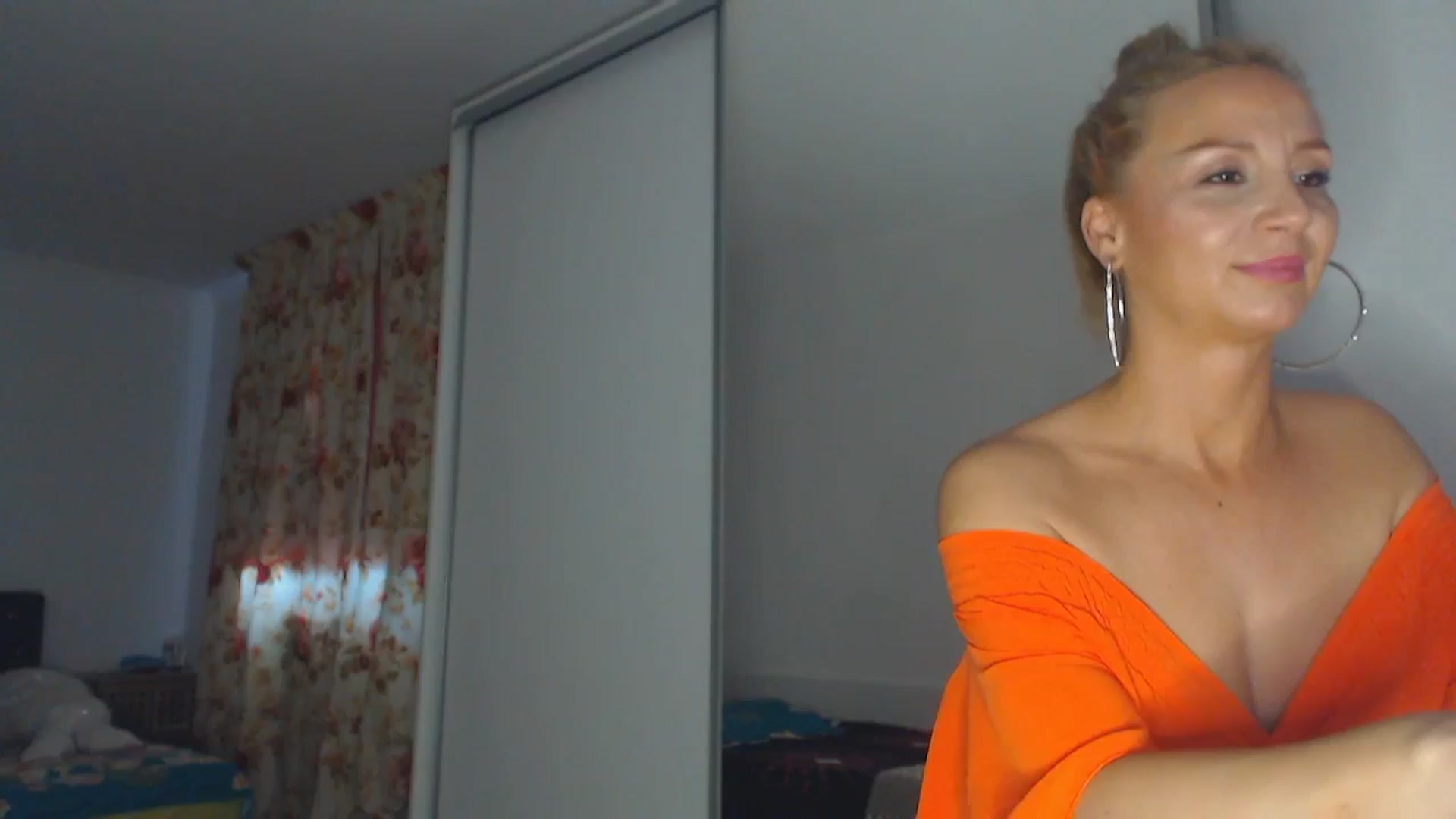 Gallery image thumbnail from Merlyn4u's myfreecams stream on, 03/19/2025, 13:10 image 16 of 20