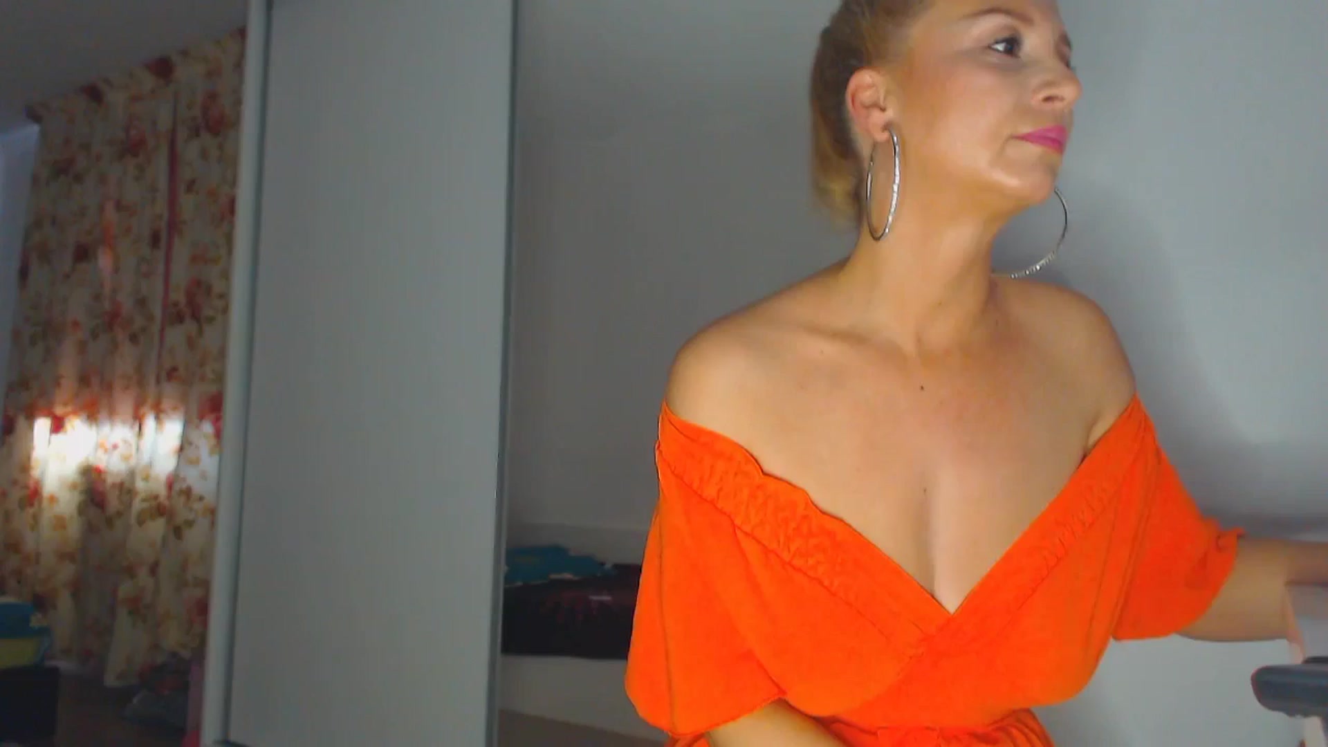 Gallery image thumbnail from Merlyn4u's myfreecams stream on, 03/19/2025, 13:10 image 4 of 20