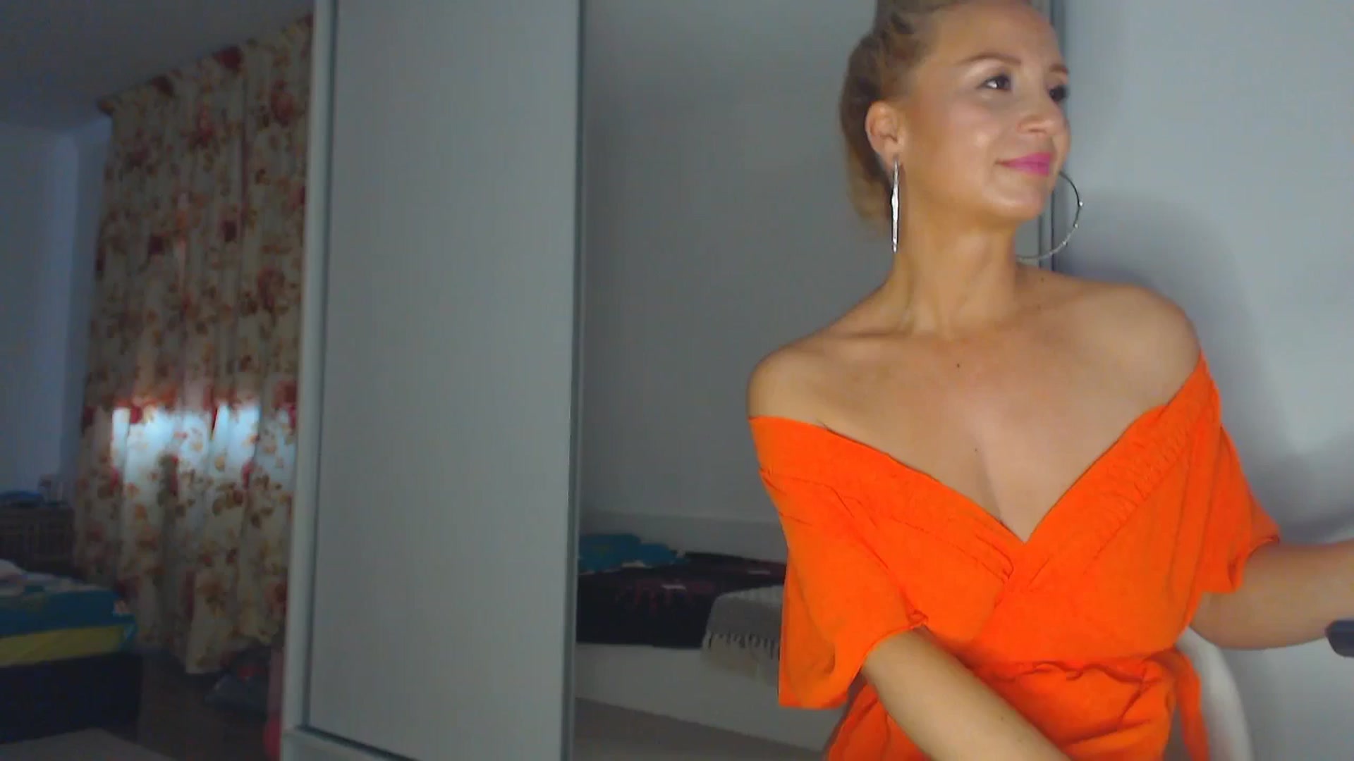 Gallery image thumbnail from Merlyn4u's myfreecams stream on, 03/19/2025, 13:40 image 5 of 20