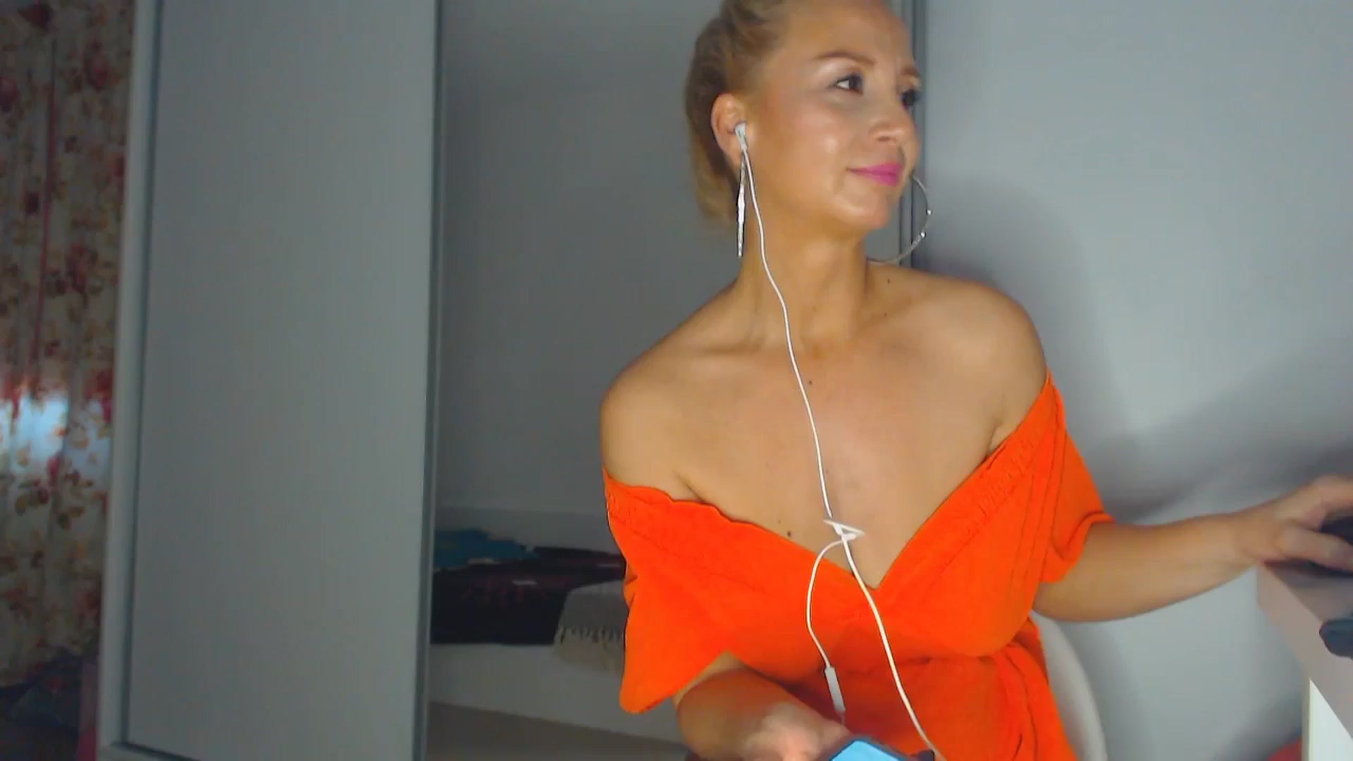 Gallery image thumbnail from Merlyn4u's myfreecams stream on, 03/19/2025, 13:40 image 9 of 20