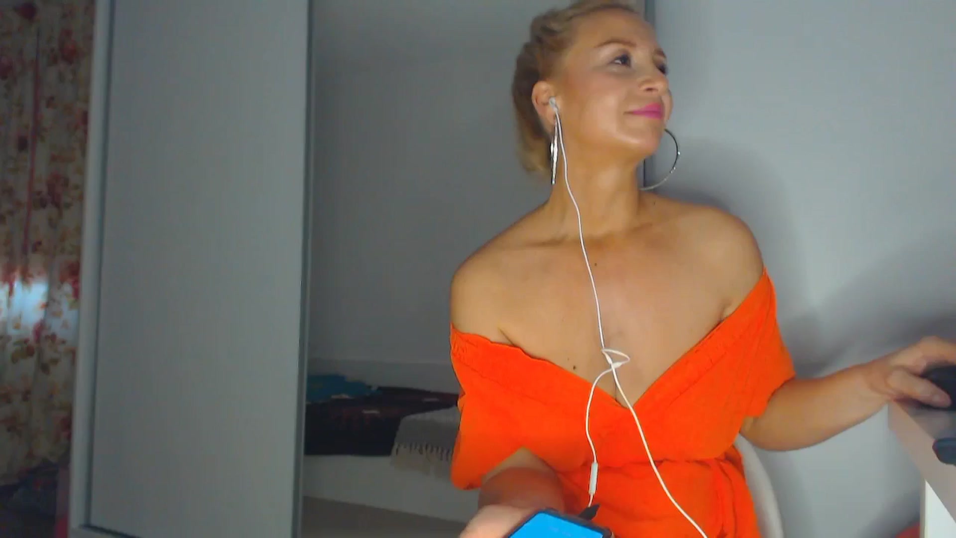 Gallery image thumbnail from Merlyn4u's myfreecams stream on, 03/19/2025, 13:40 image 11 of 20