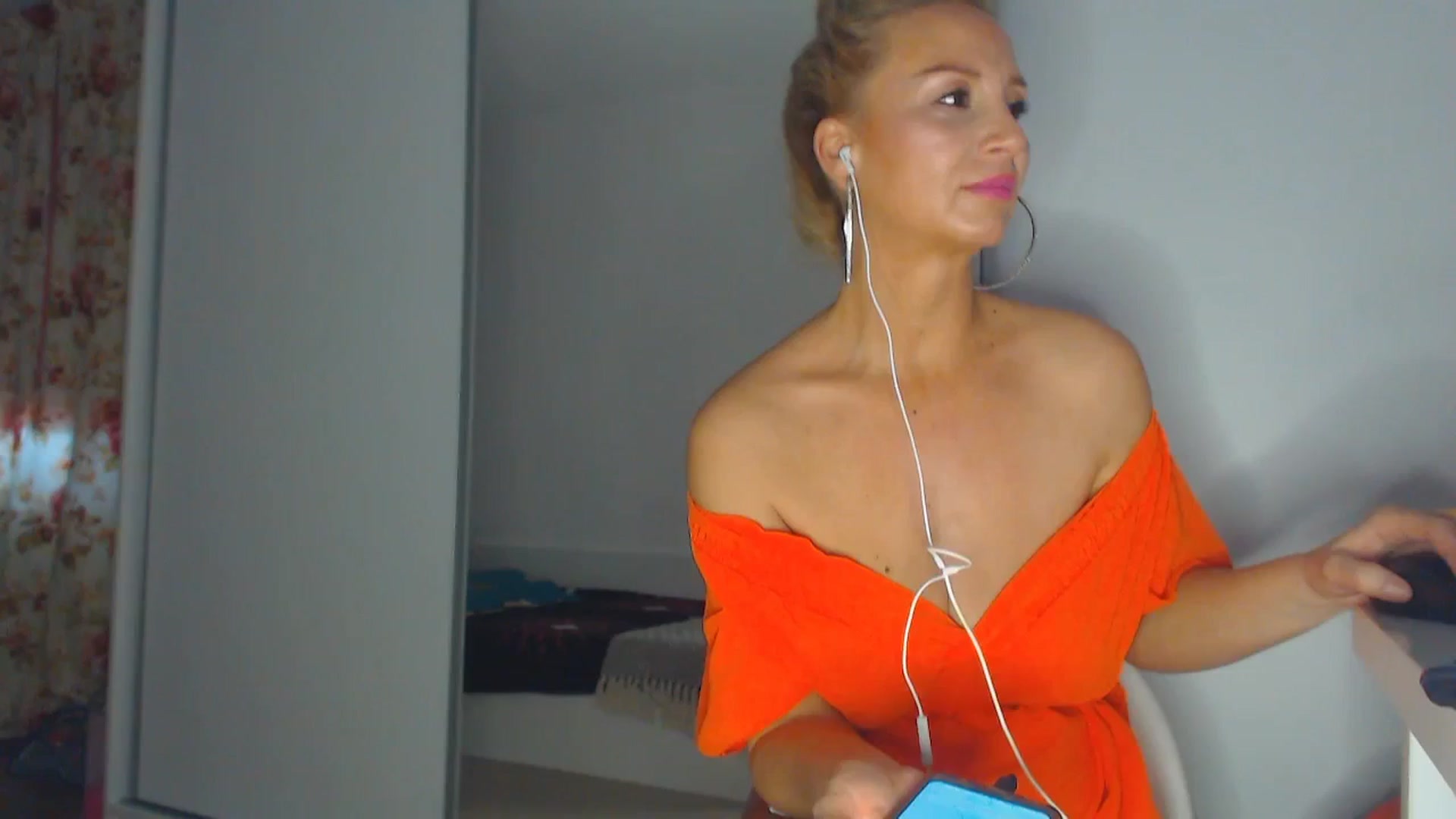 Gallery image thumbnail from Merlyn4u's myfreecams stream on, 03/19/2025, 13:40 image 10 of 20